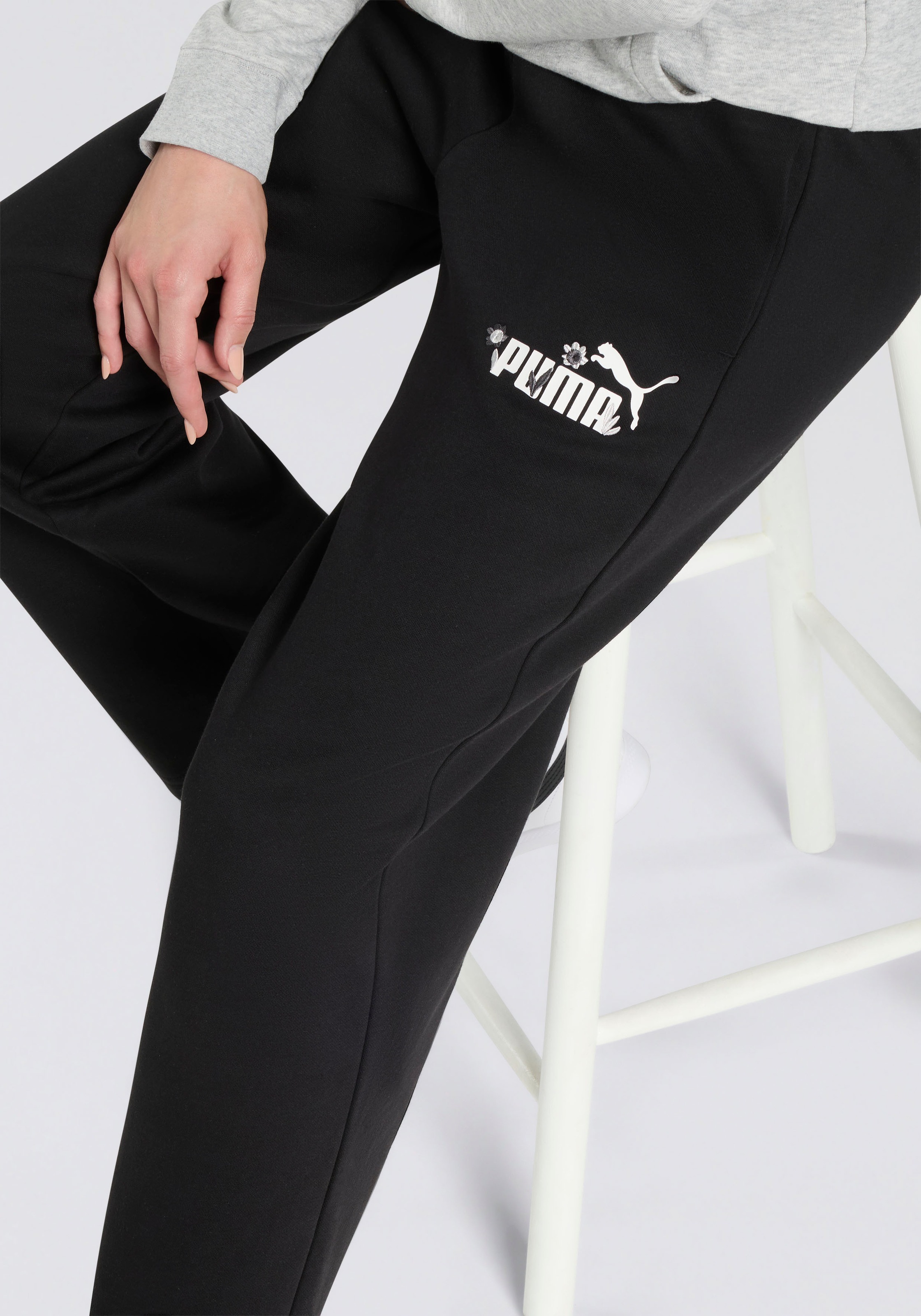 Thumbnail - PUMA Trainingshose "ESS NATURE 2.0 COMFORT LOGO STRAIGHT PANTS FL OP" für vielseitige Aktivitäten, mit Eingrifftaschen, ...