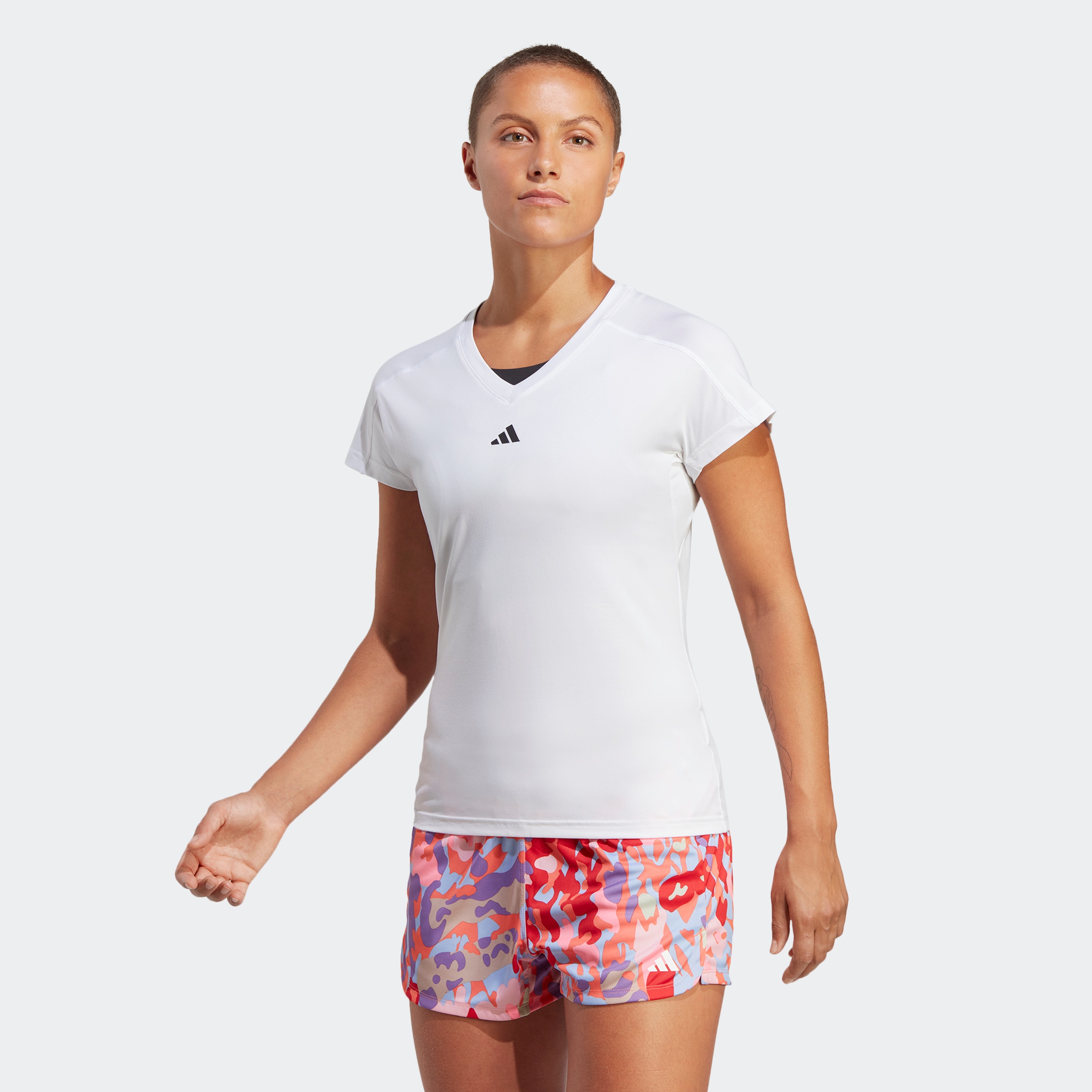 adidas Performance 1100000002199 "AEROREADY TRAIN ESSENTIALS MINIMAL BRANDING V-NECK" Trainingsshirt, feuchtigkeitsabsorbierend mit V Ausschnitt