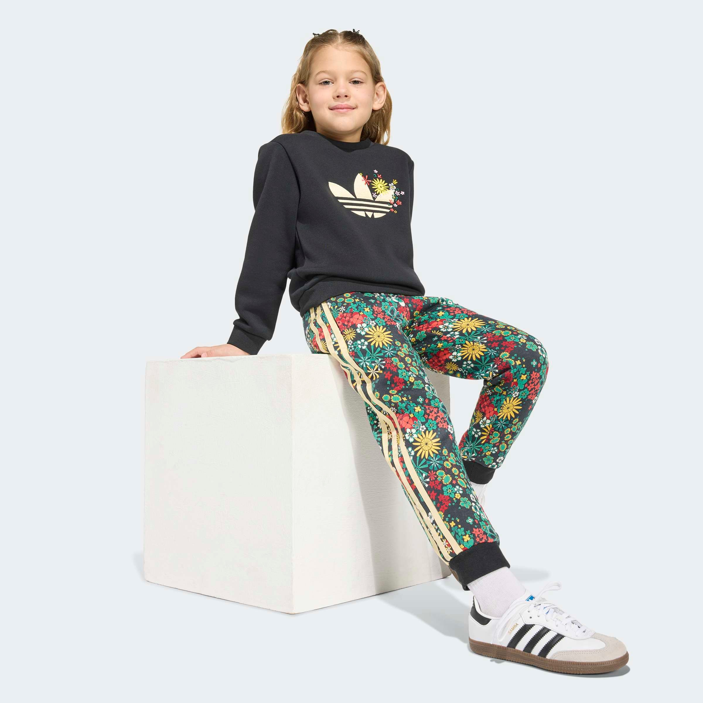 adidas Originals Trainingsanzug »ADIDAS ORIGINALS X LIBERTY LONDON SET MIT RUNDHALSAUSSCHNITT« 2 tlg.
