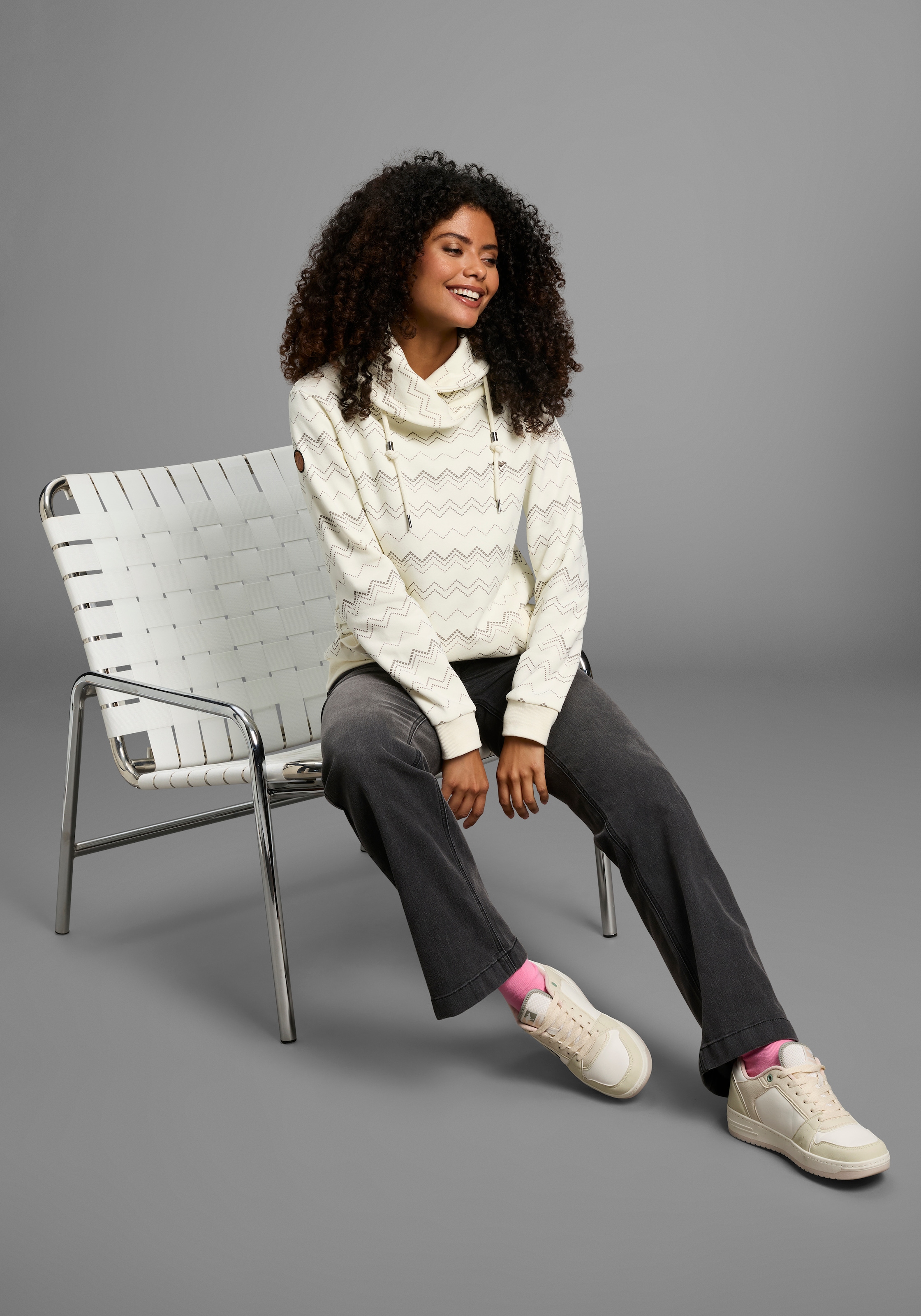 KangaROOS Sweatshirt, mit hohem kuscheligen Kragen und Alloverdruck