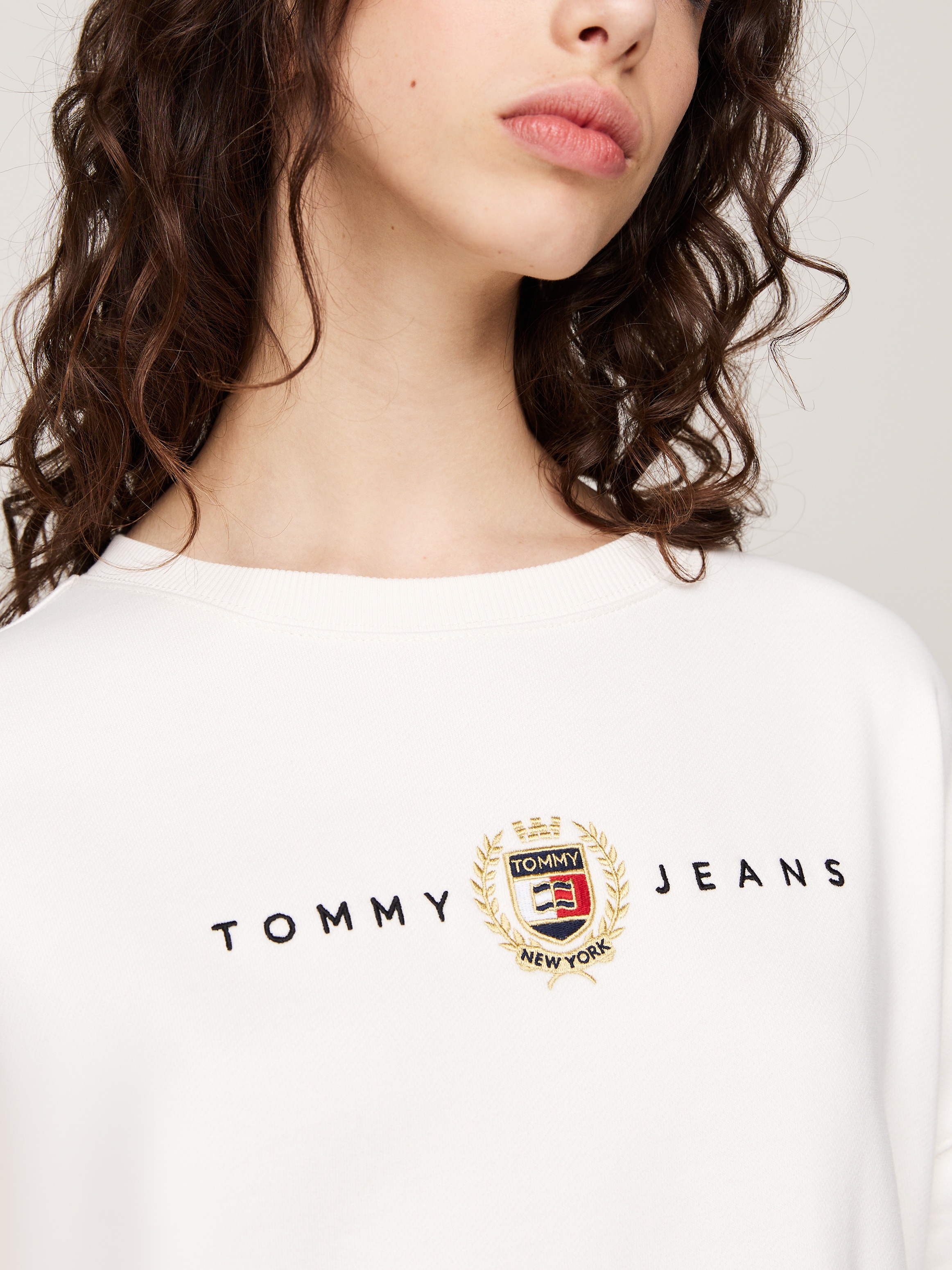 Tommy Jeans Jerseykleid »TJW CREST LINEAR CREW DRESS EXT«, mit Linear Logoschriftzug