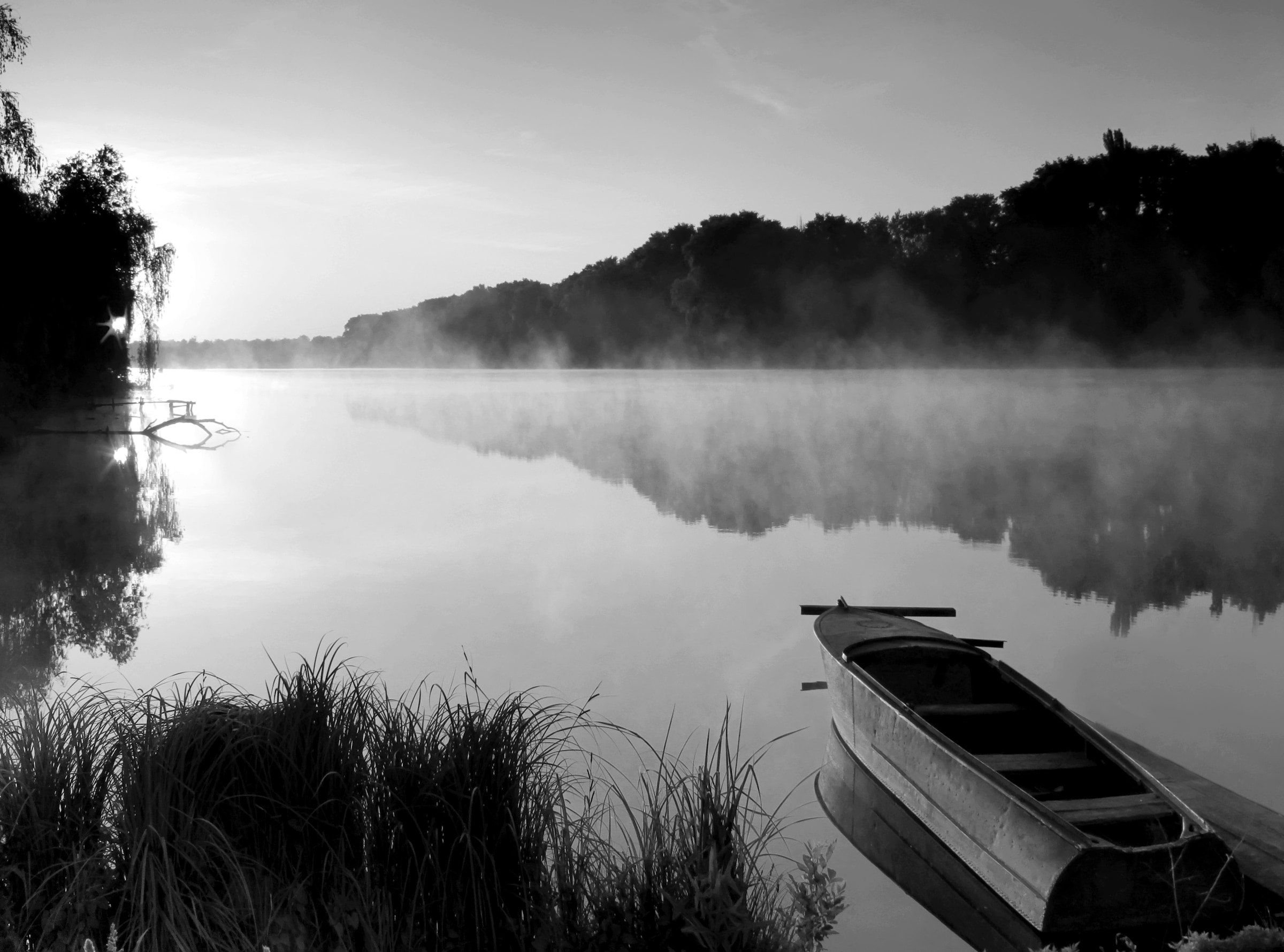 Papermoon Fototapete »See mit Boot Schwarz & Weiß«