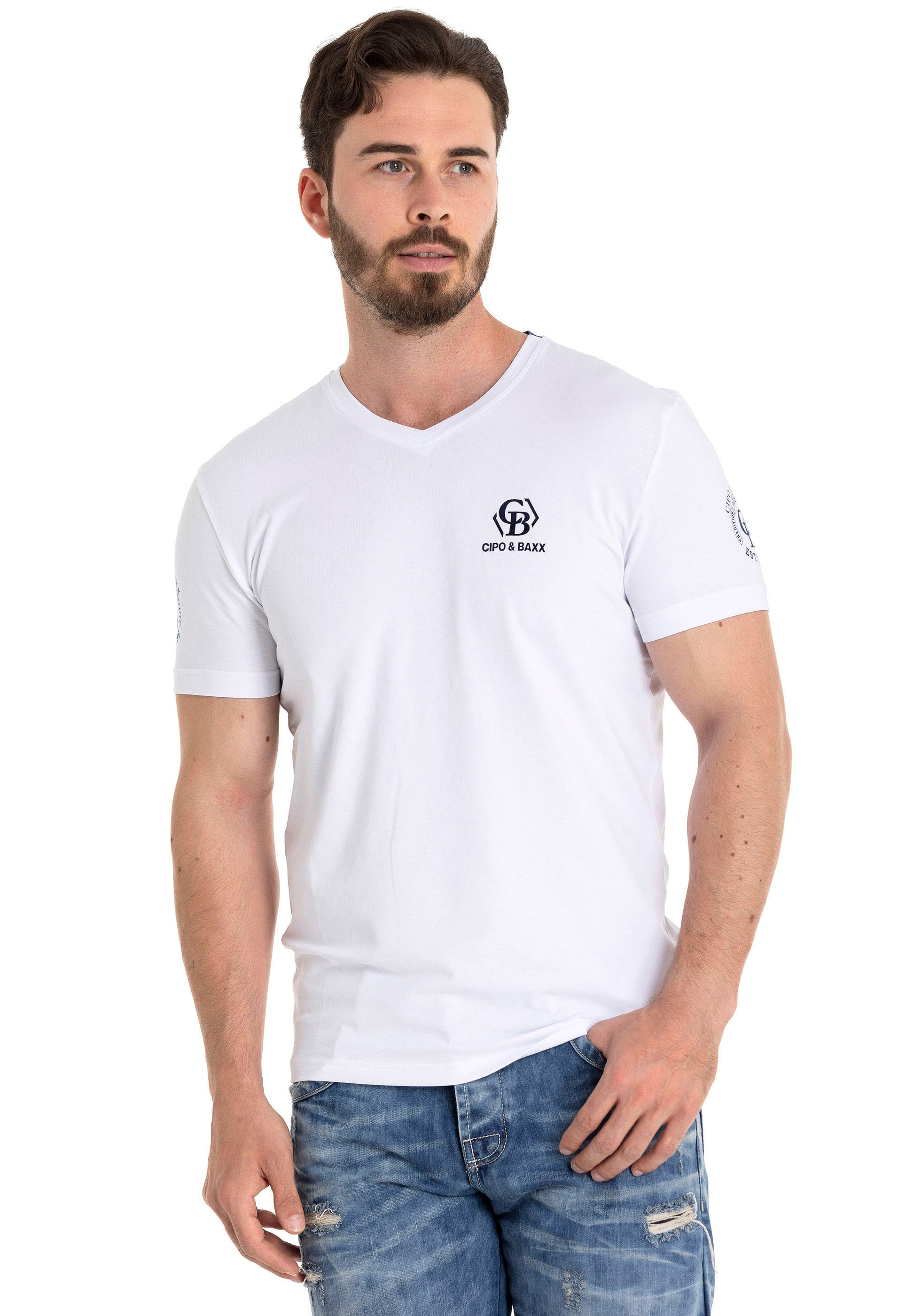 Cipo & Baxx V-Shirt, mit Markenlabel in Samt-Optik günstig online kaufen