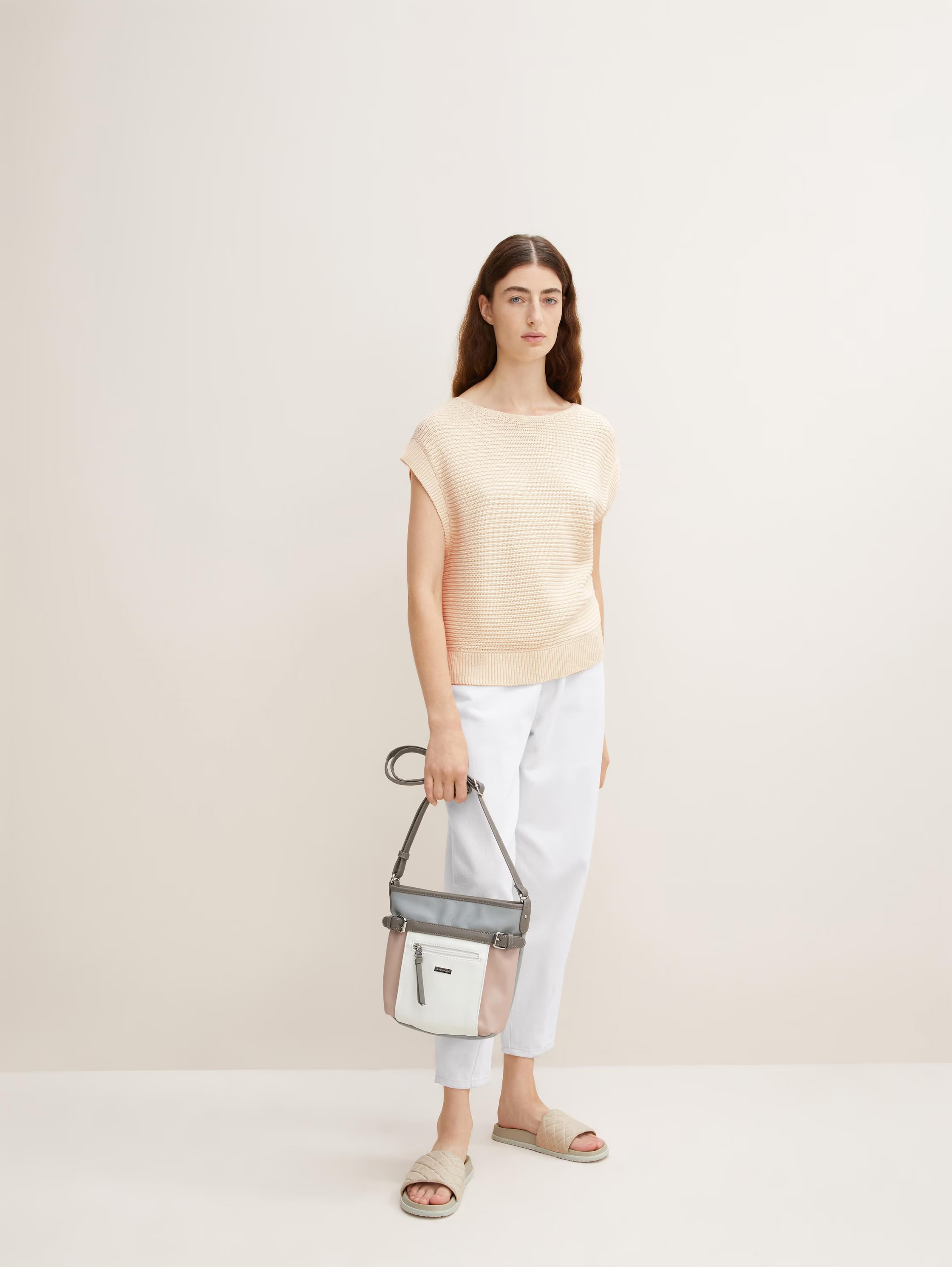 TOM TAILOR Umhängetasche »Juna« aus soft genarbtem ledrigen Material mit glänzenden Metall-Accessoires