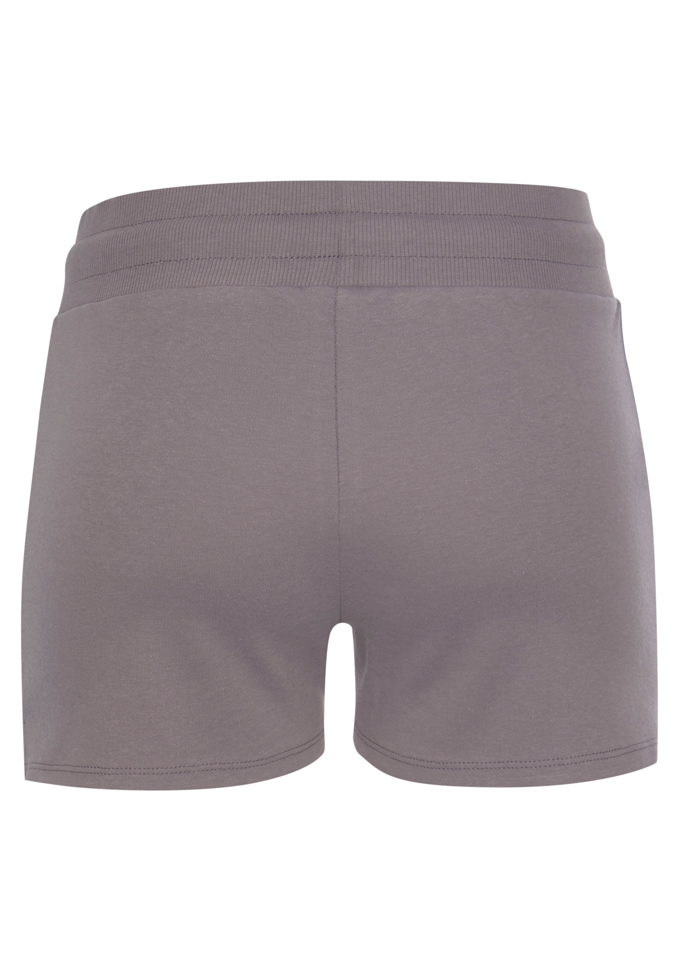 LASCANA ACTIVE Shorts, mit kleinen Seitenschlitzen