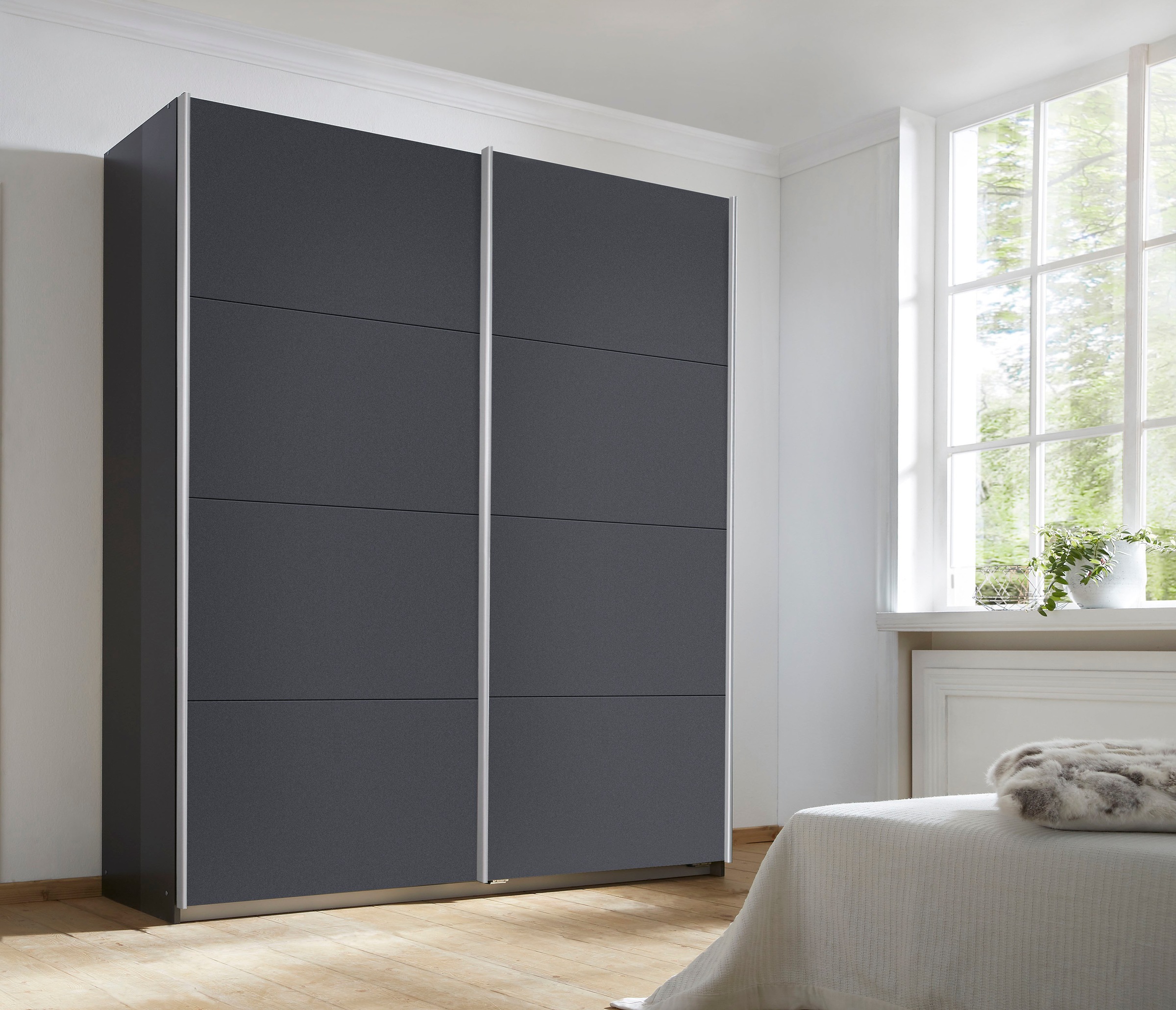 INOSIGN BY RAUCH Schwebetürenschrank »Kleiderschrank Schrank Garderobe Schlafzimmerschrank THANOS«, (in 3 verschiedenen Ausstattungen BASIC/CLASSIC/PREMIUM), Optional mit Spiegel, Metall-Griffleisten alufarben MADE IN GERMANY