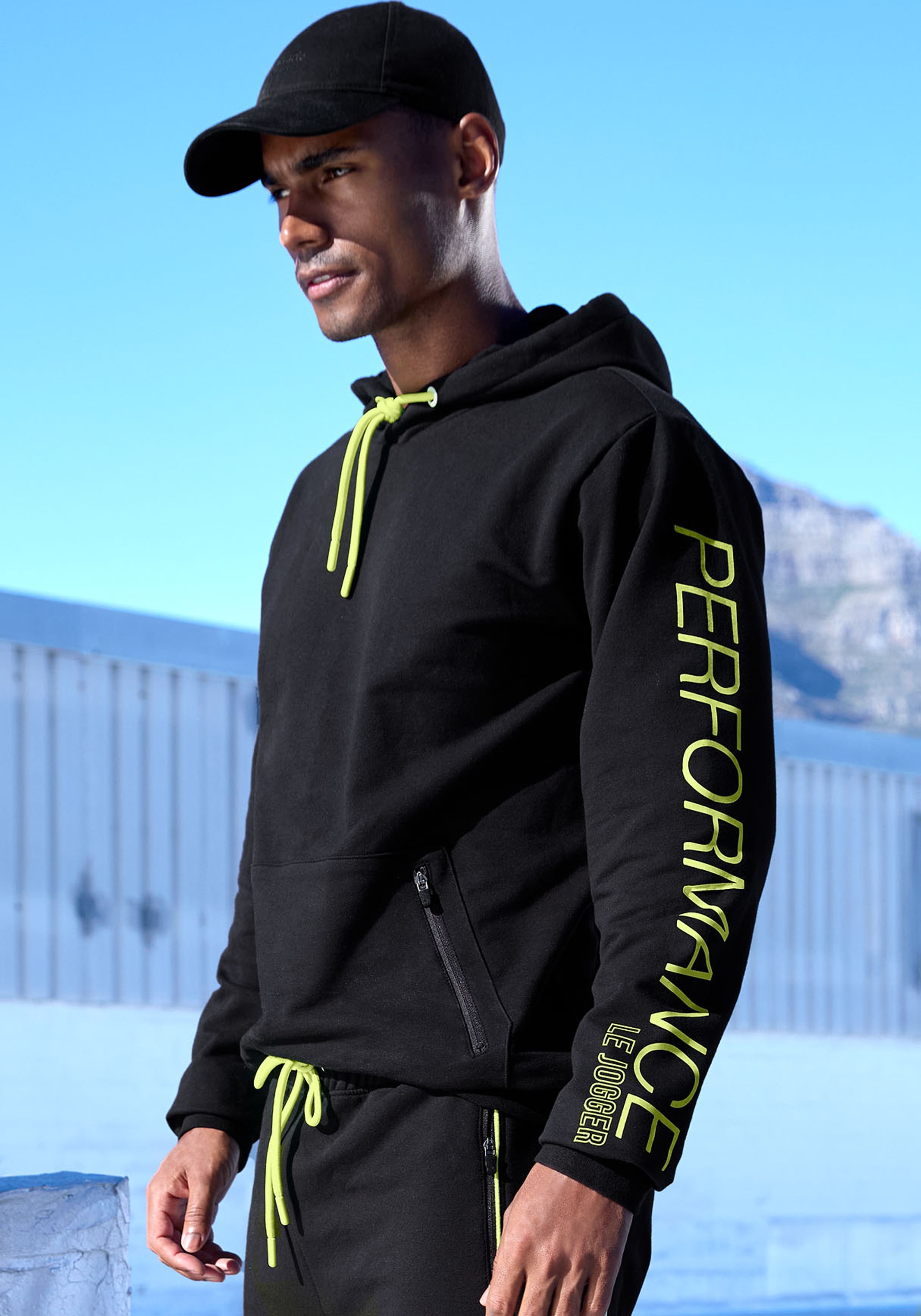 Le Jogger Performance Kapuzensweatshirt, mit praktischen Reißverschlusstasc günstig online kaufen
