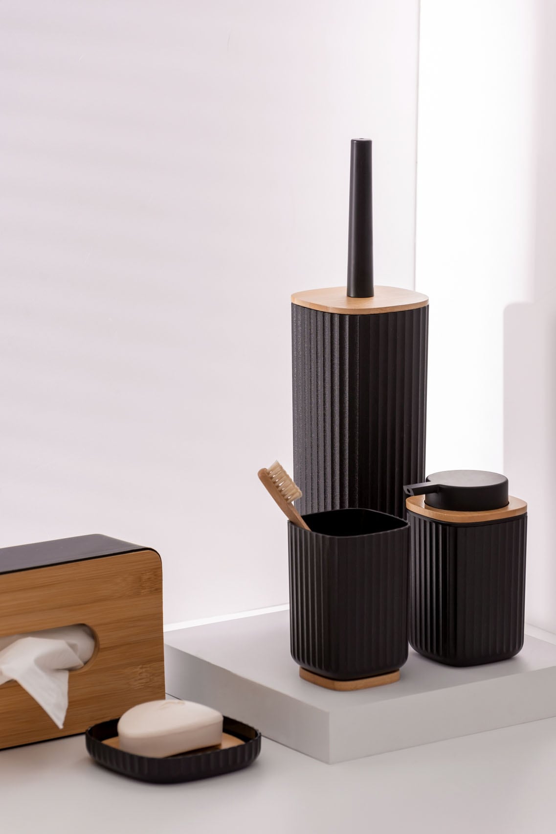 WENKO WC-Garnitur »Rotello« aus Bambus | Kunststoff schwarz, mit geschlosssener Form