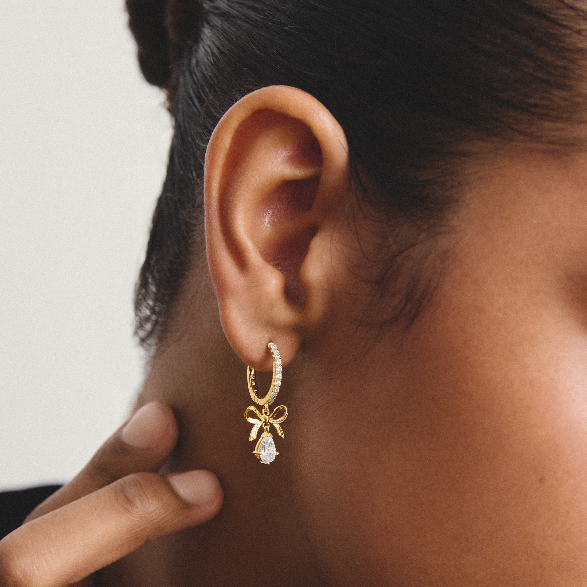 THOMAS SABO Paar Creolen »Gelbgoldfarbene Creole mit  Zirkoniasteinen und Schleifen-Anhänger« mit Zirkonia (synth.)