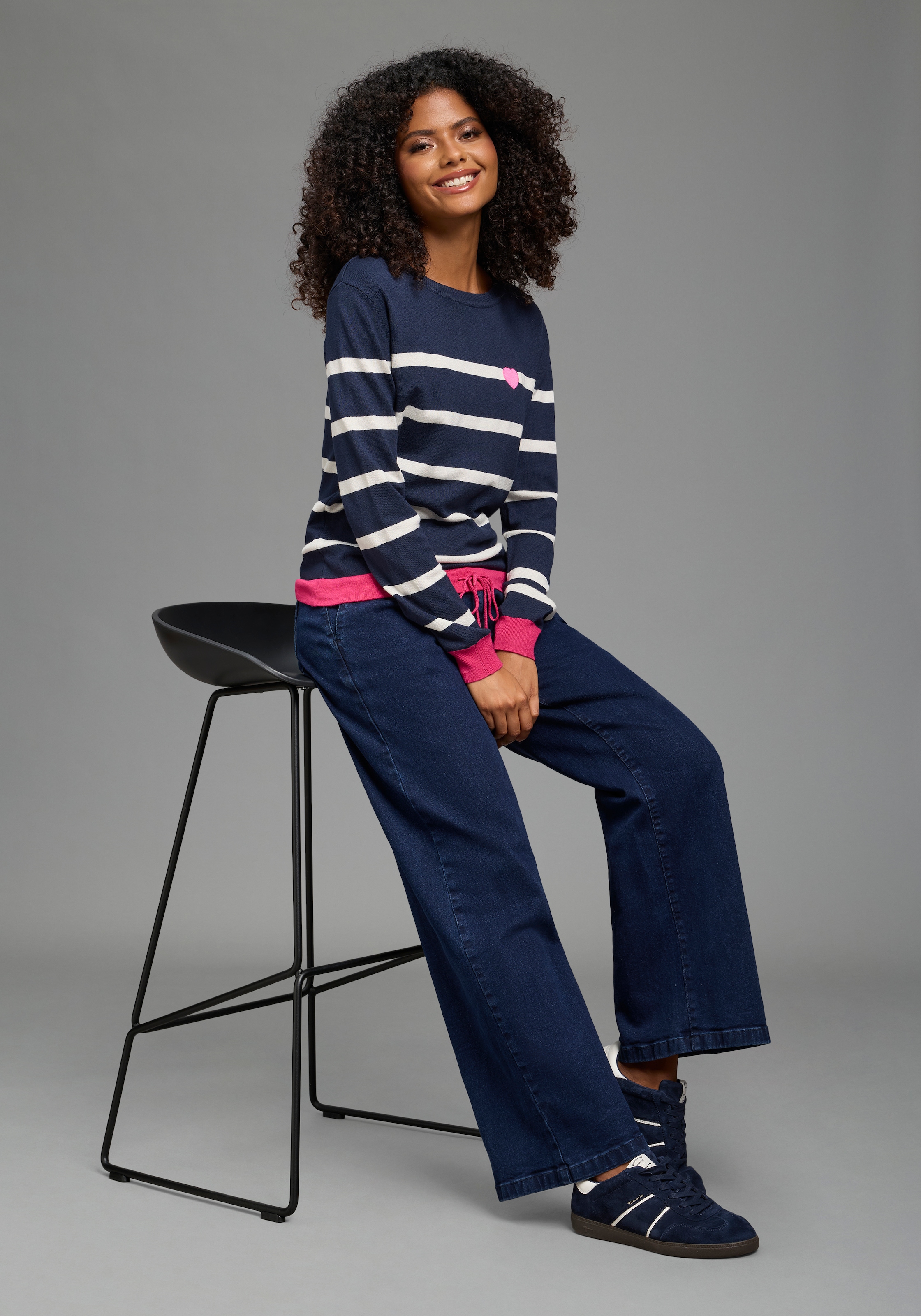 Laura Scott Strickpullover »aus Feinstrick, figurumspielende Passform« mit Bindeband und Herzmotiv