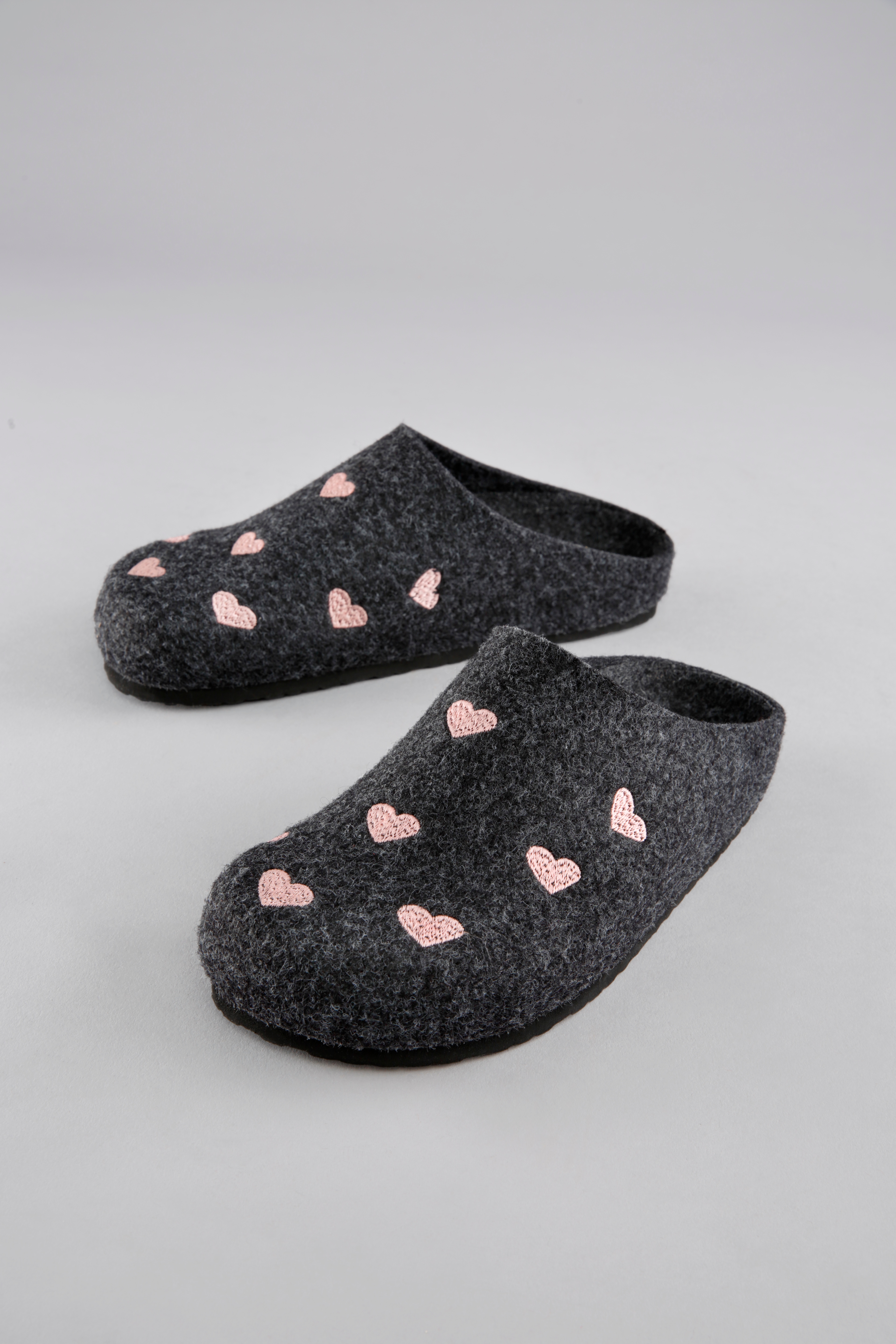 Aniston SHOES Clog Hausschuh, Homeslipper mit Herzchen-Stickerei