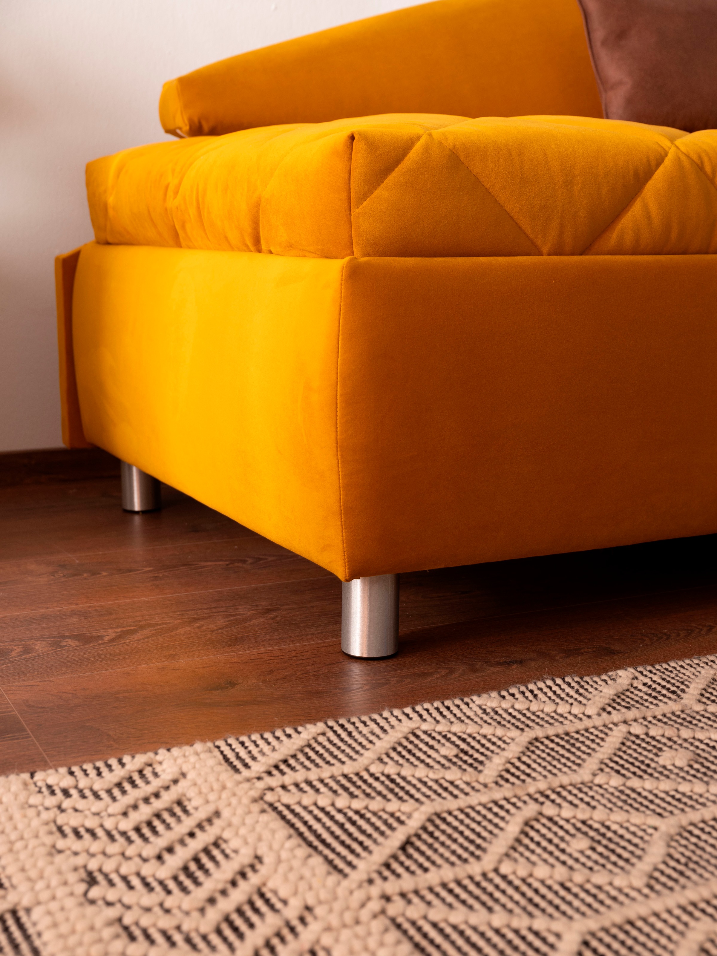 alina Schlafsofa, Bettkasten, Zierkissen-Set aus: 2 Stk. 40x40cm, 1 Stk. 30x30cm