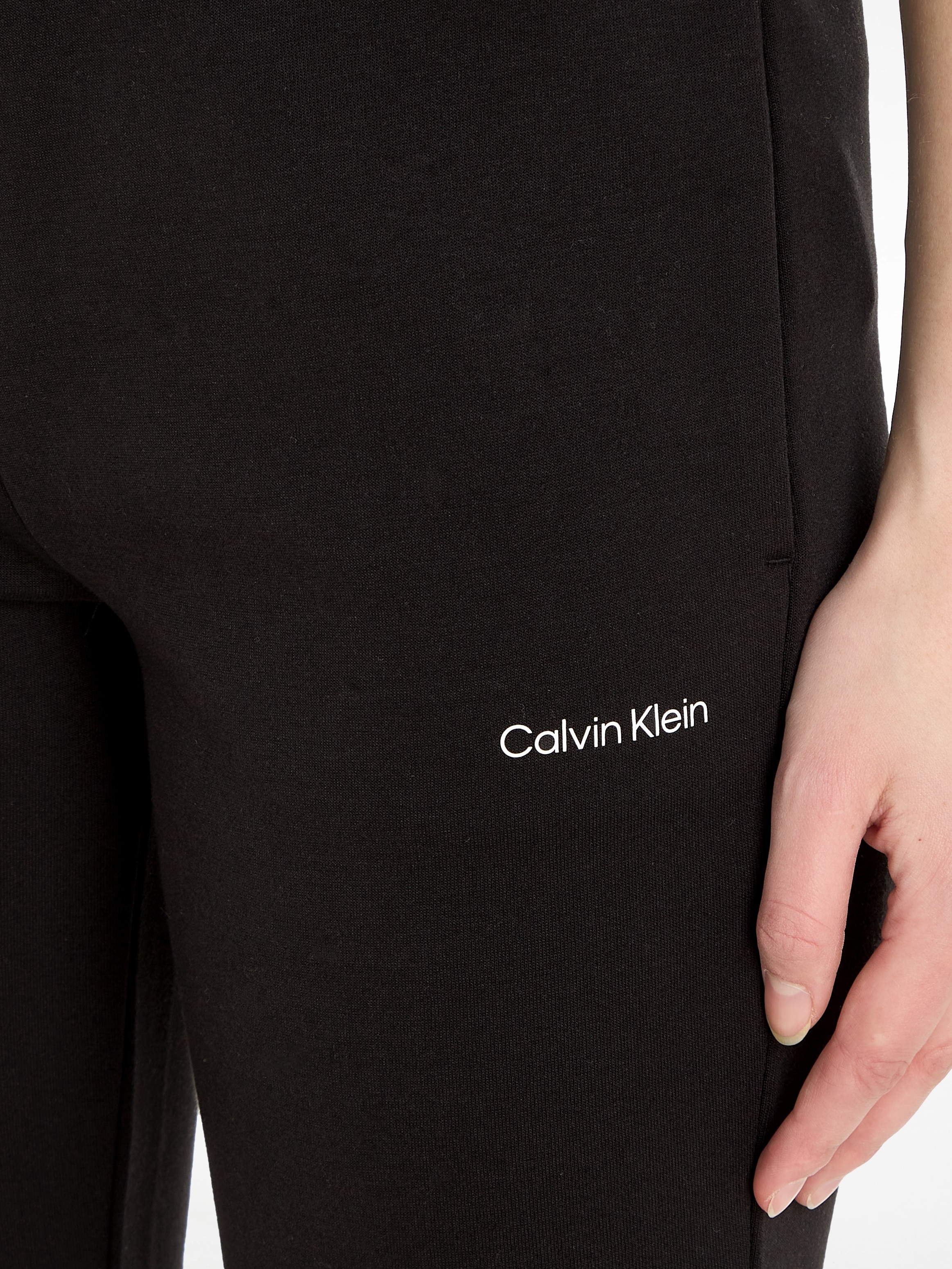 Calvin Klein Sweathose, BAUR kontrastfarbenem kaufen Klein Calvin mit | Logo für
