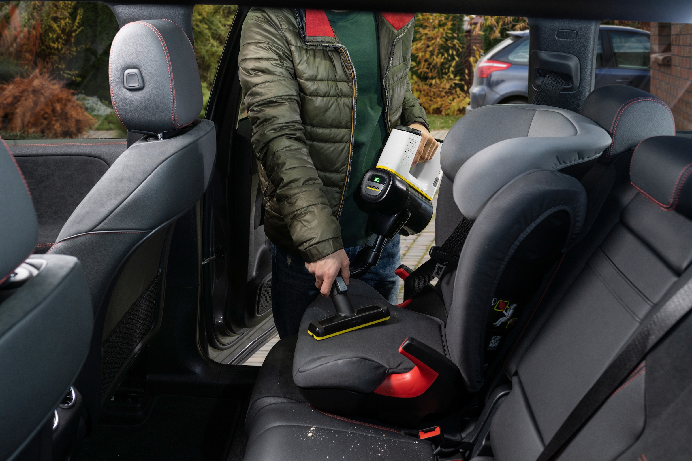 KÄRCHER Akku-Stielstaubsauger »VC 6 Cordless ourFamily Car«, beutellos, inkl. Akku und Wandhalterung mit Ladefunktion