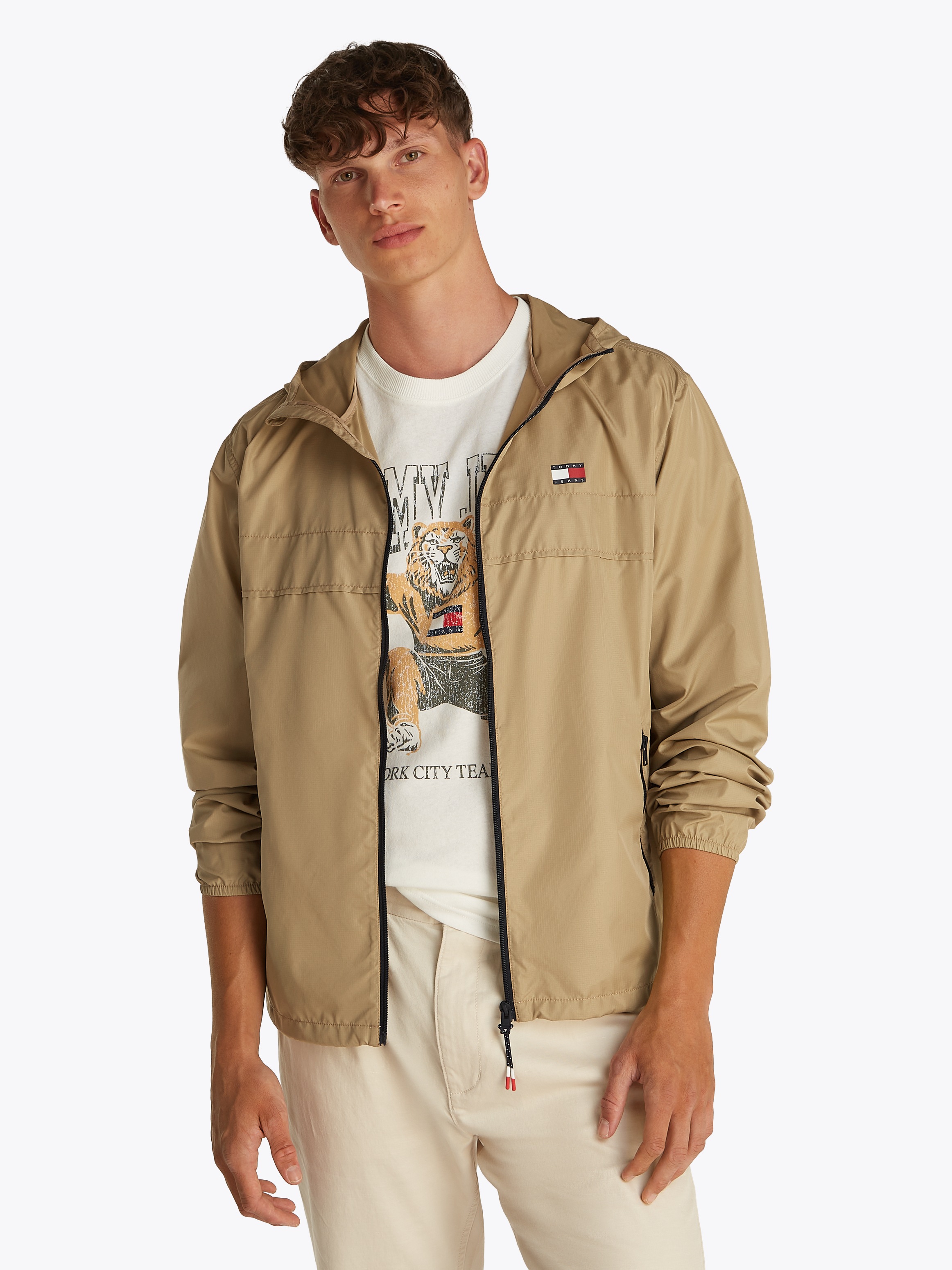 Tommy Jeans Outdoorjacke "TJM LW CHICAGO JACKET", mit Kapuze, mit Logoprägu günstig online kaufen