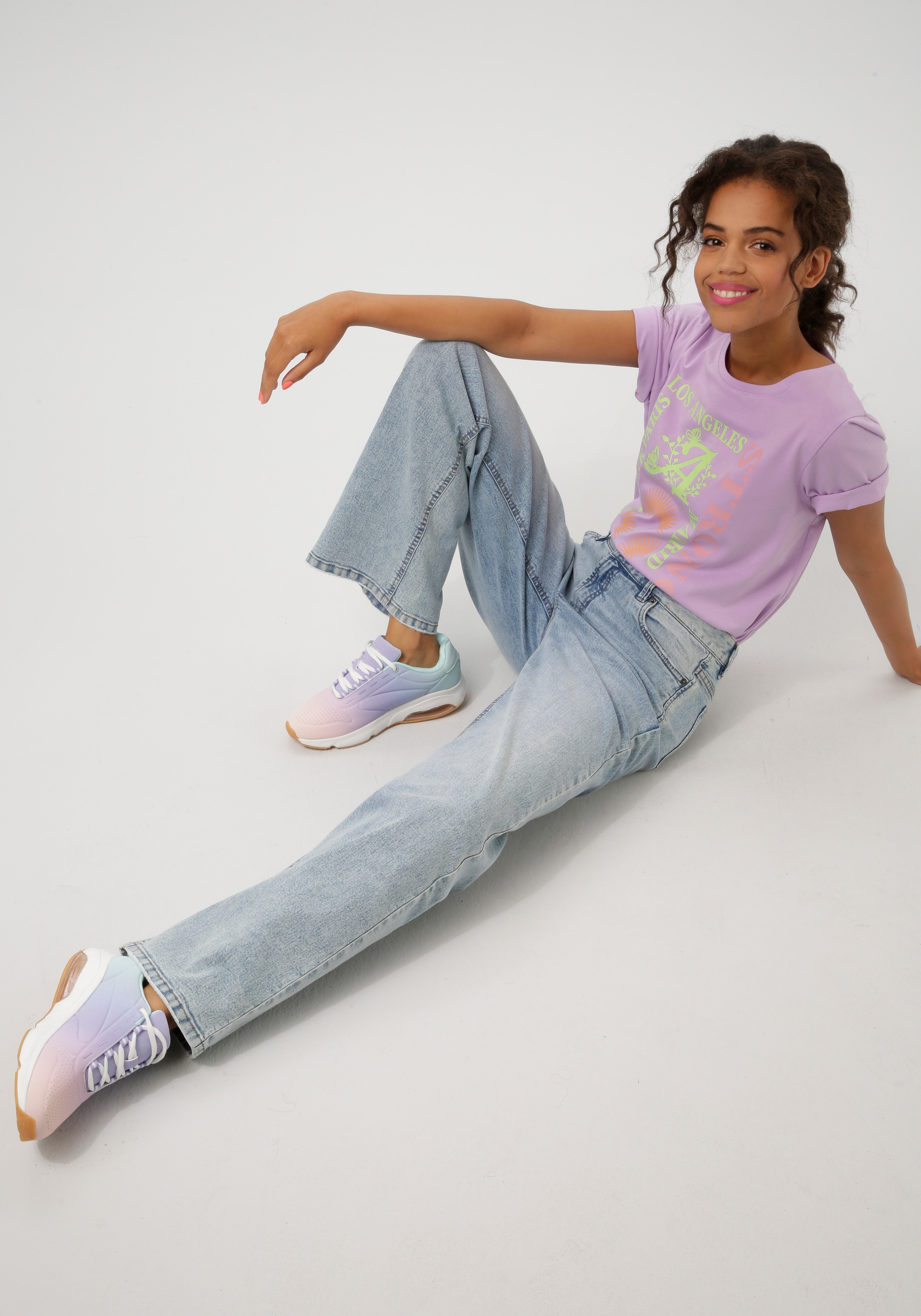 Aniston CASUAL T-Shirt, mit farbharmonischen Frontprint aus Foliendruck