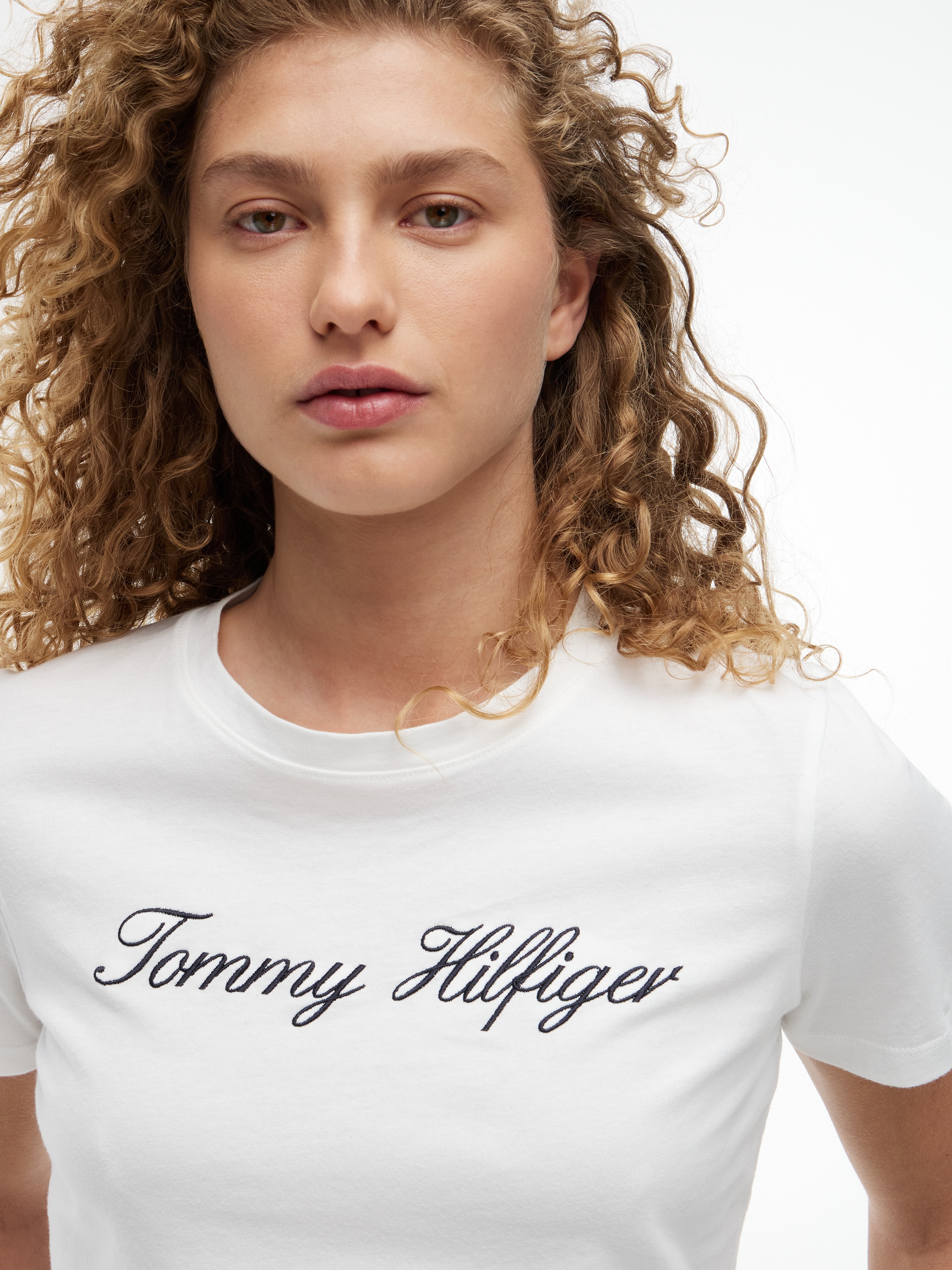 Tommy Hilfiger T-Shirt »NOS SCRIPT REGULAR C-NK SHORT SLEEVE« mit Rundhals und kontrastfarbener Stickerei, Regular Fit