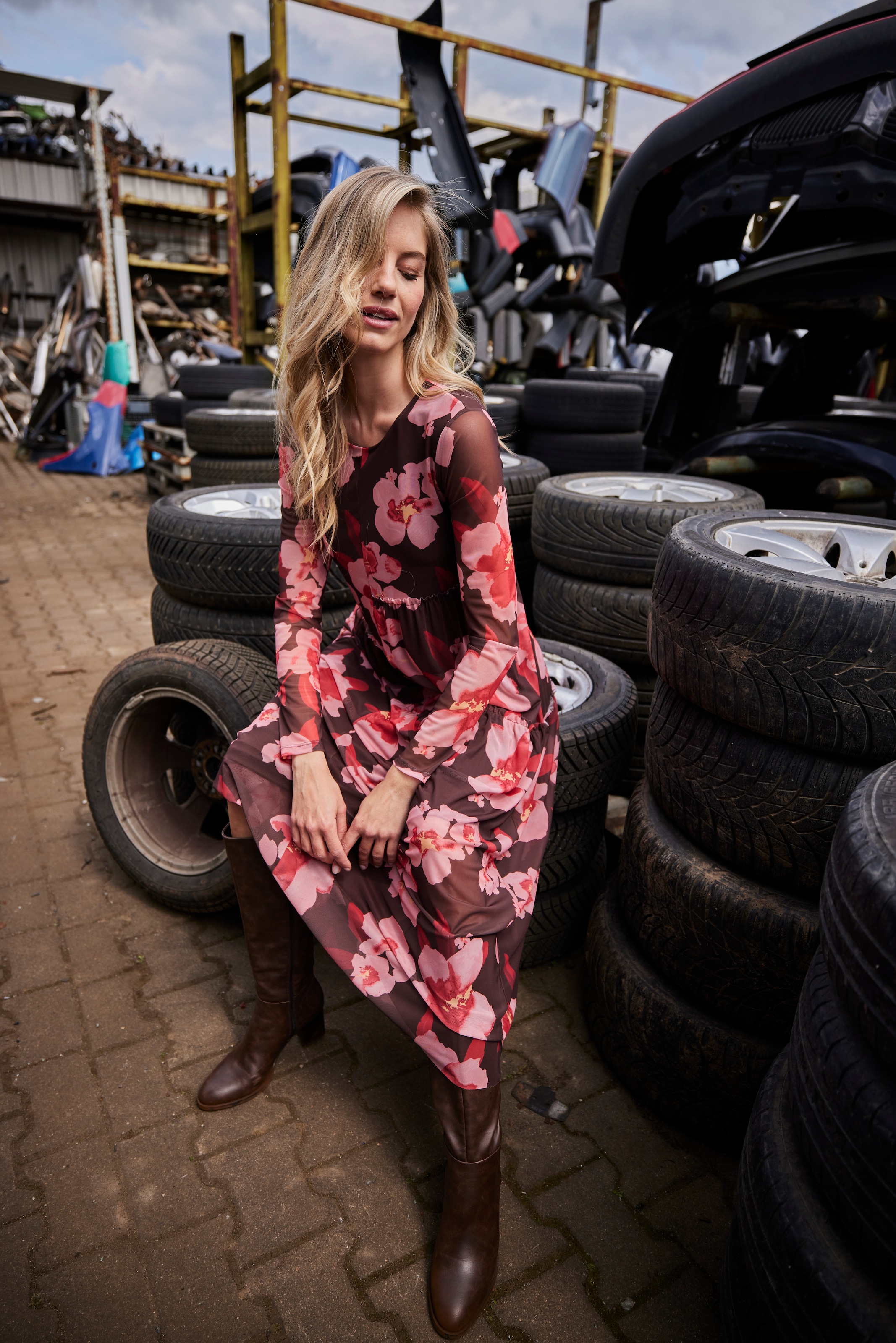 Aniston CASUAL Maxikleid mit dekorativen, großflächigen Blüten bedruckt - NEUE KOLLEKTION