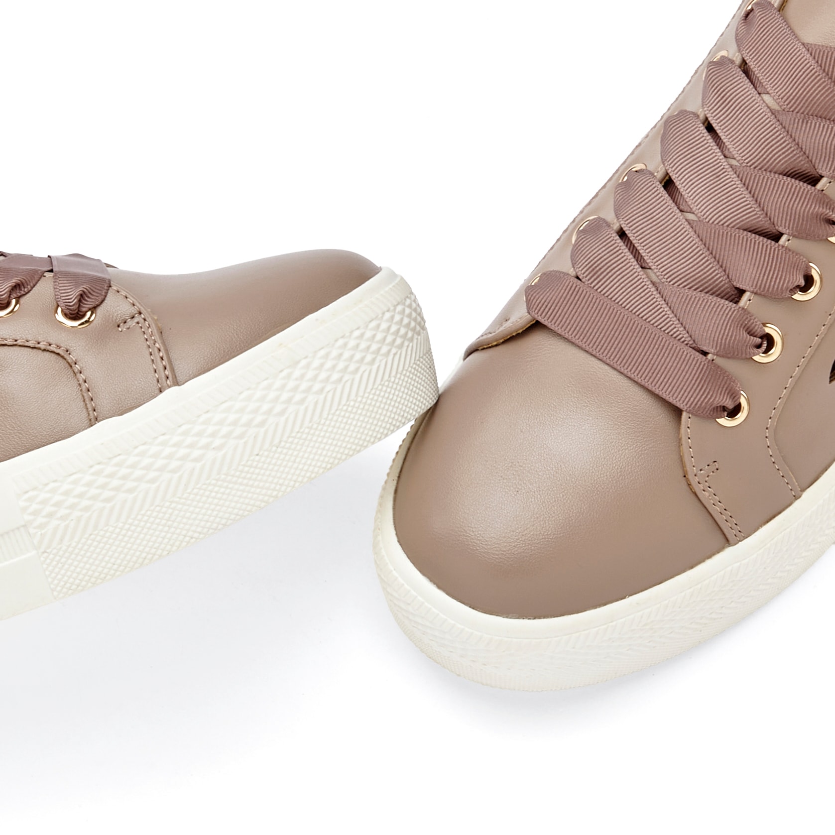 LASCANA Sneaker, mit kleinen Cut-Outs, Schnürhalbschuhe, Freizeitschuhe VEGAN