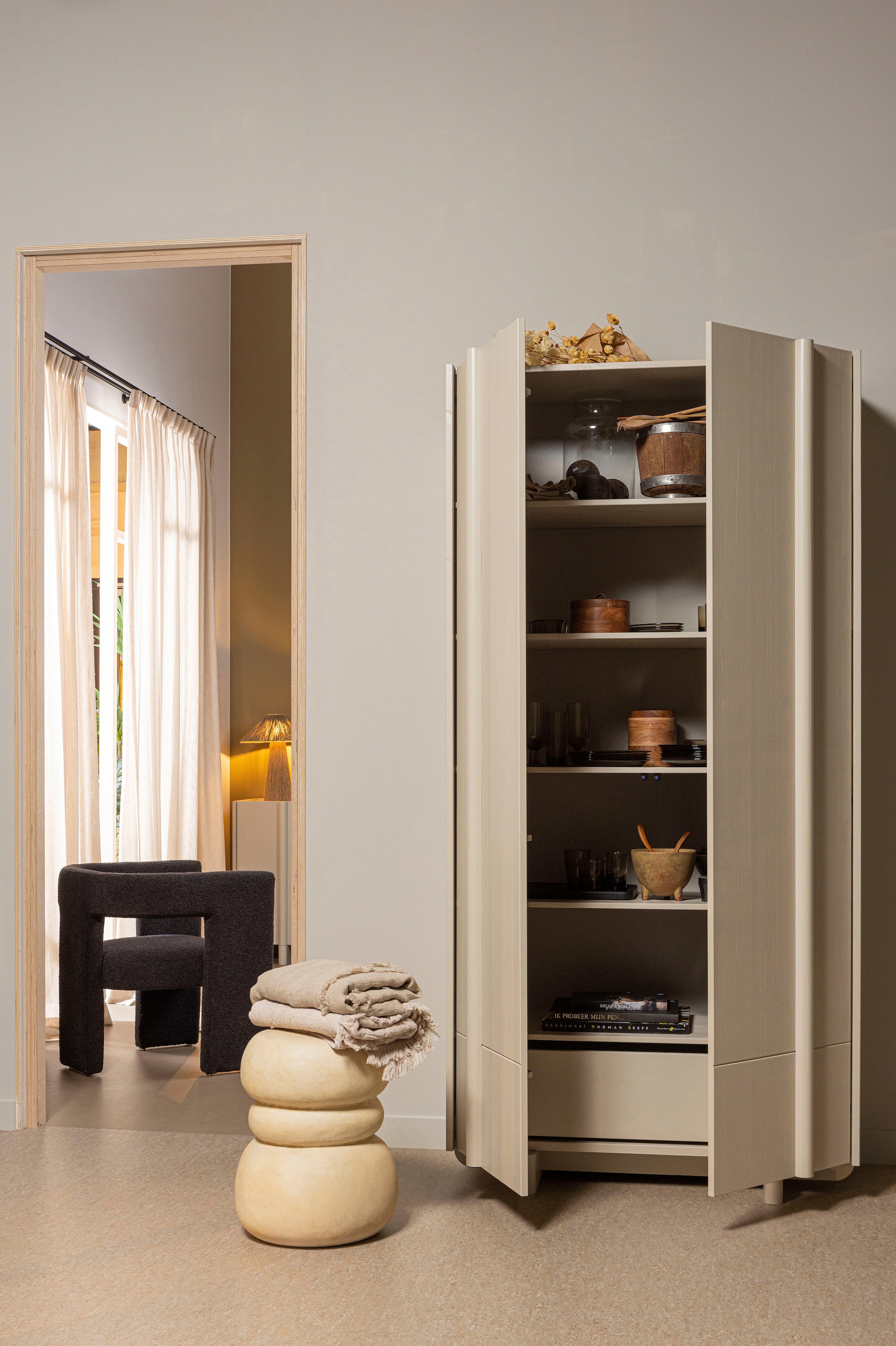 WOOOD Polsterstuhl »Tiwa mit Bouclé-Bezug und Holzgestell B 63 x T 62 x H 71 cm« () Maximale Verschleißfestigkeit, Tragkraft 100 kg, montiert geliefert
