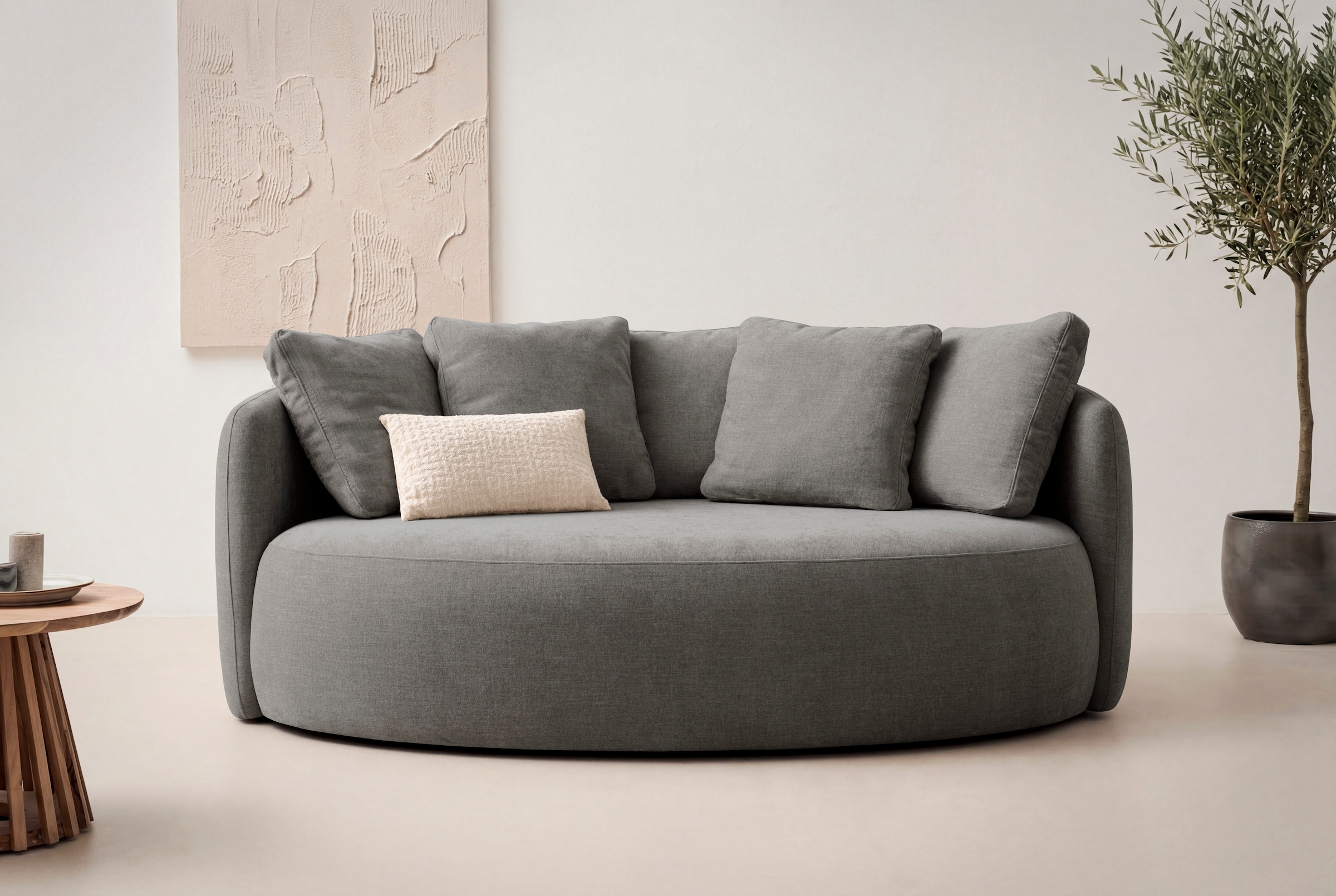 OTTO products 2,5-Sitzer »Kaarl, rundes Loungesofa, Sofa mit Kissen, perfekt gepolstert« Webstoff, in fünf Farben, zeitloses Design, inkl. 5 Rückenkissen