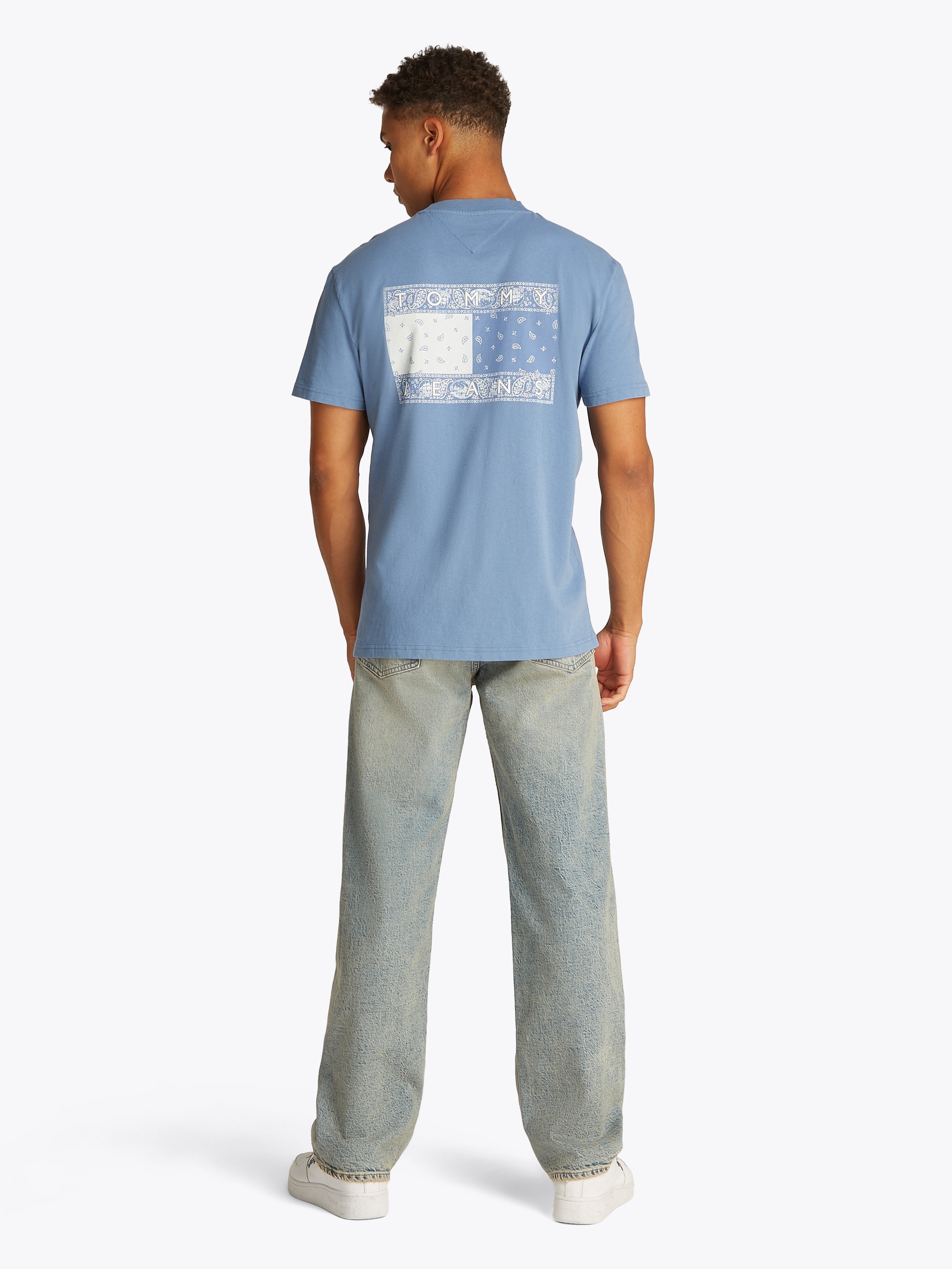Tommy Jeans Kurzarmshirt »TJM REG PAISLEY FLAG TEE EXT«, Mit Rundhalsausschnitt