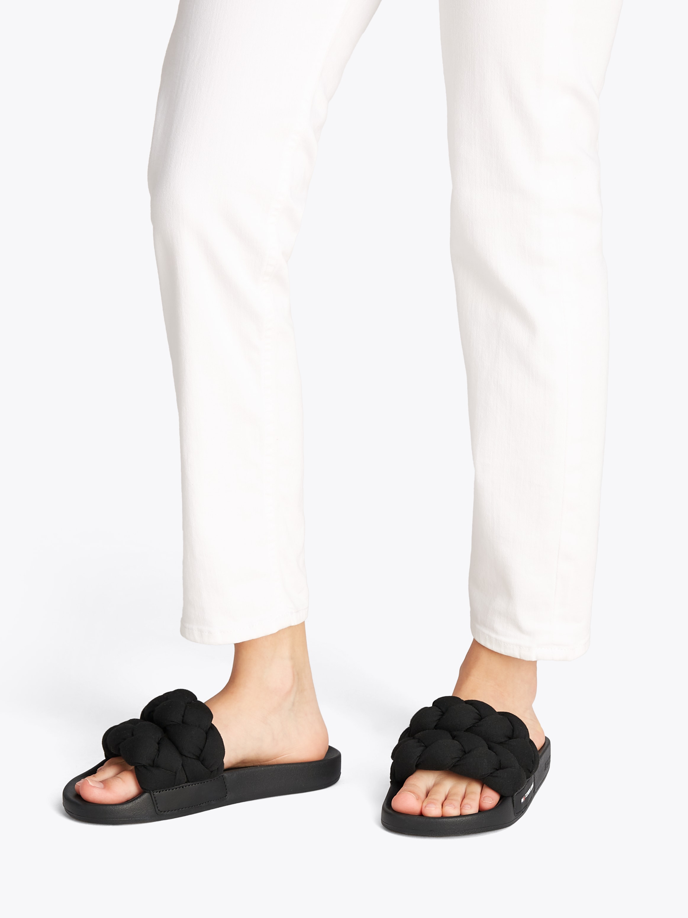 Tommy Jeans Pantolette »TJW BRAIDED SLIDE«, Sommerschuh, Flats, Schlupfschuh, geflochtene, wattierte Bandage
