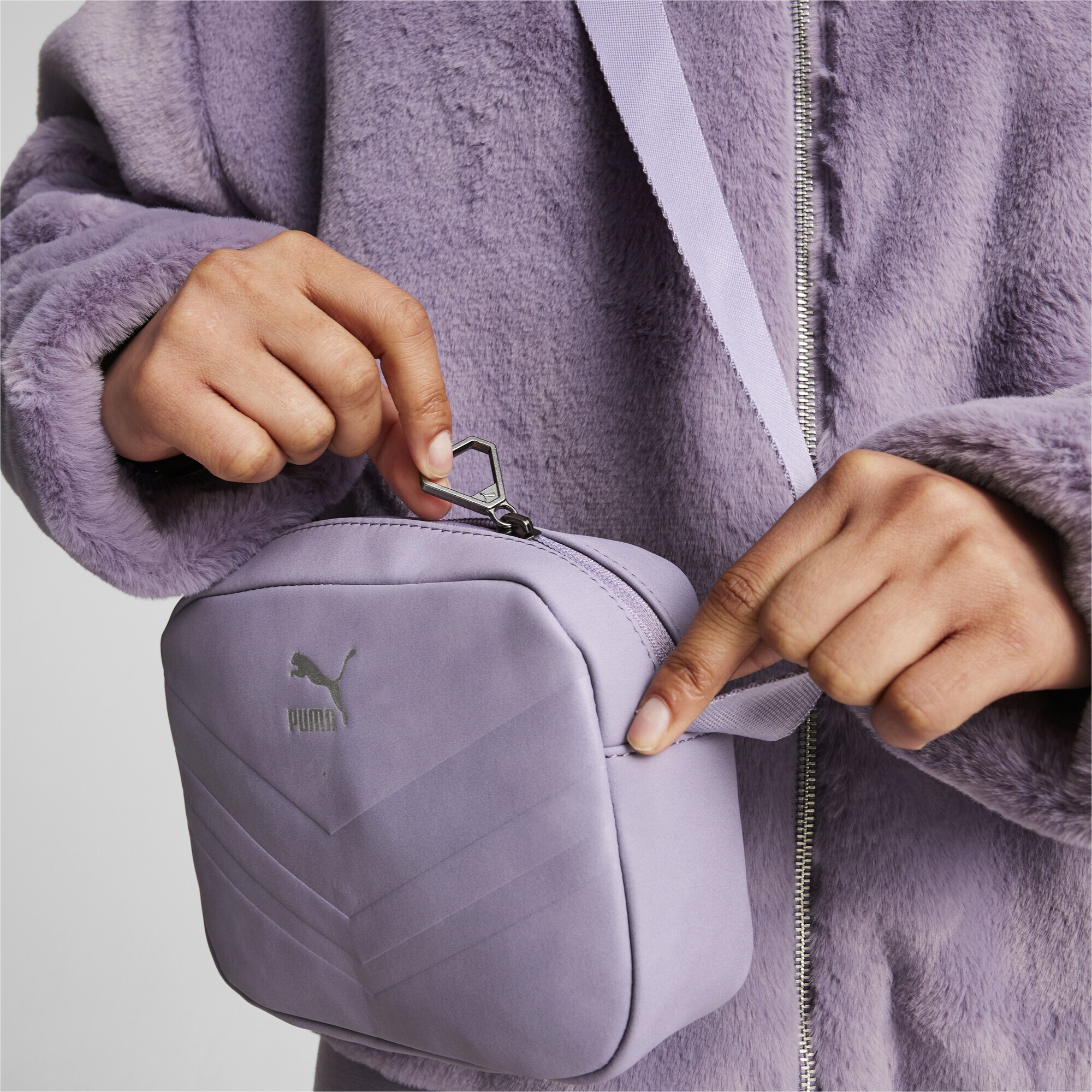 PUMA Umhängetasche »Classics Kleine Umhängetasche Damen«