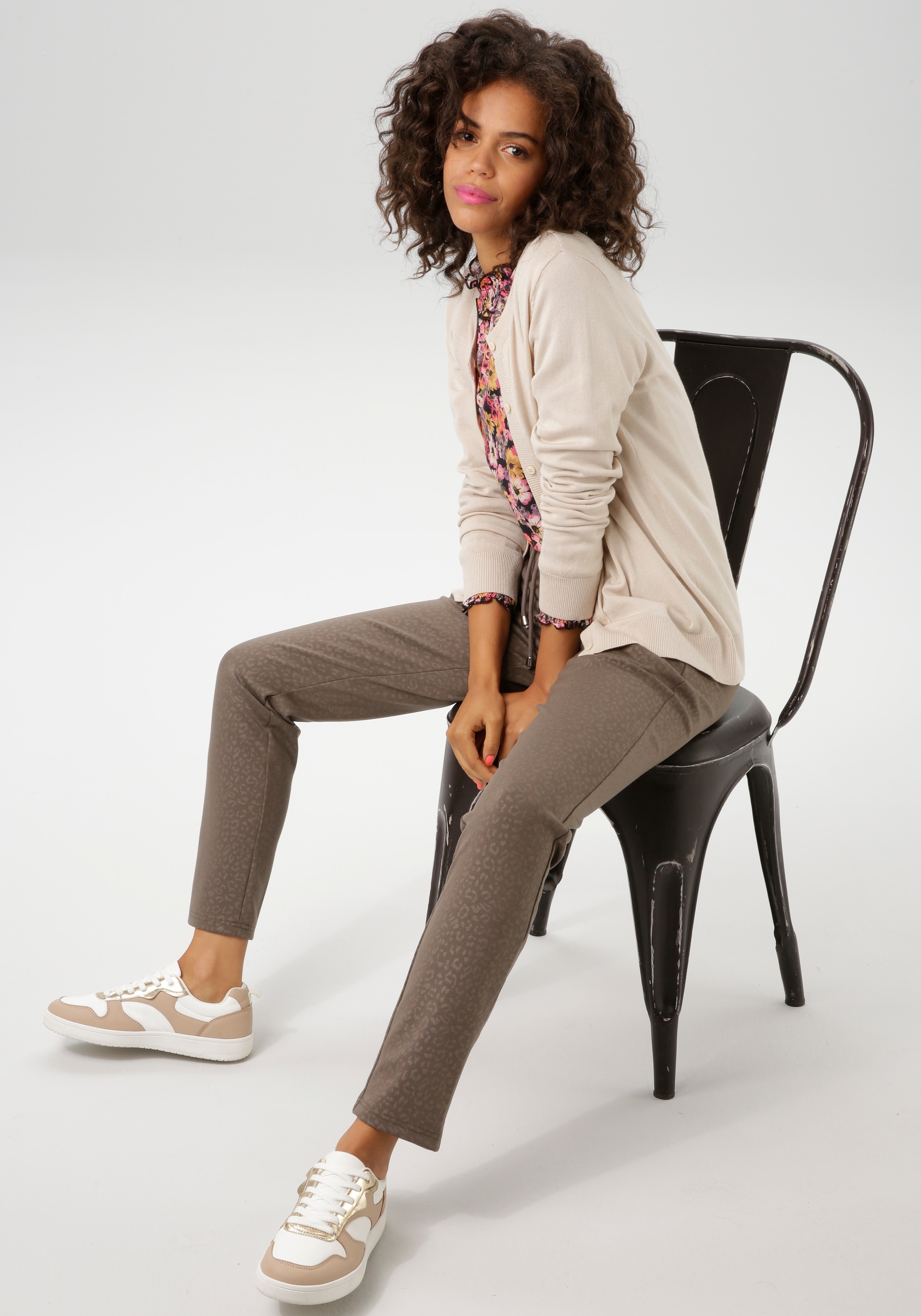 Aniston CASUAL Strickjacke, mit Rundhals-Ausschnitt