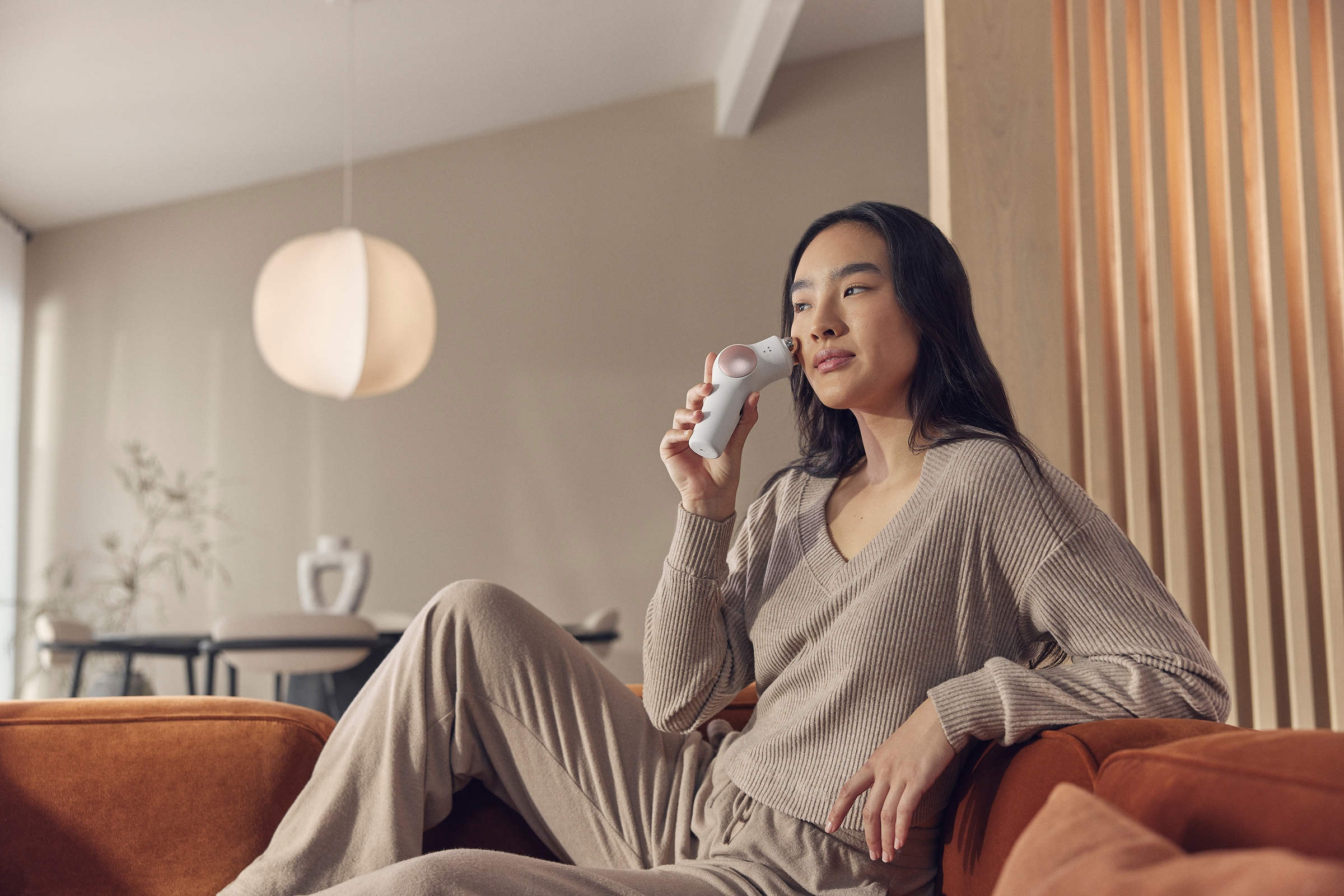 Therabody Gesichtsmassagegerät »TheraFace PRO, preisgekröntes All-in-one-Gerät für die Hautpflege«, Tiefenreinigung, Mikrocurrent, LED-Lichttherapie