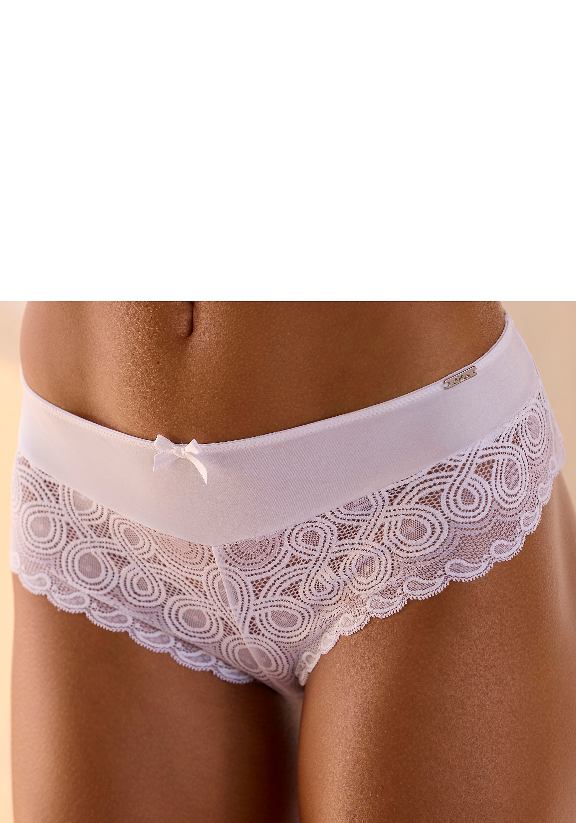 LASCANA Stringpanty, mit extravaganter Spitze und Zierschleife günstig online kaufen