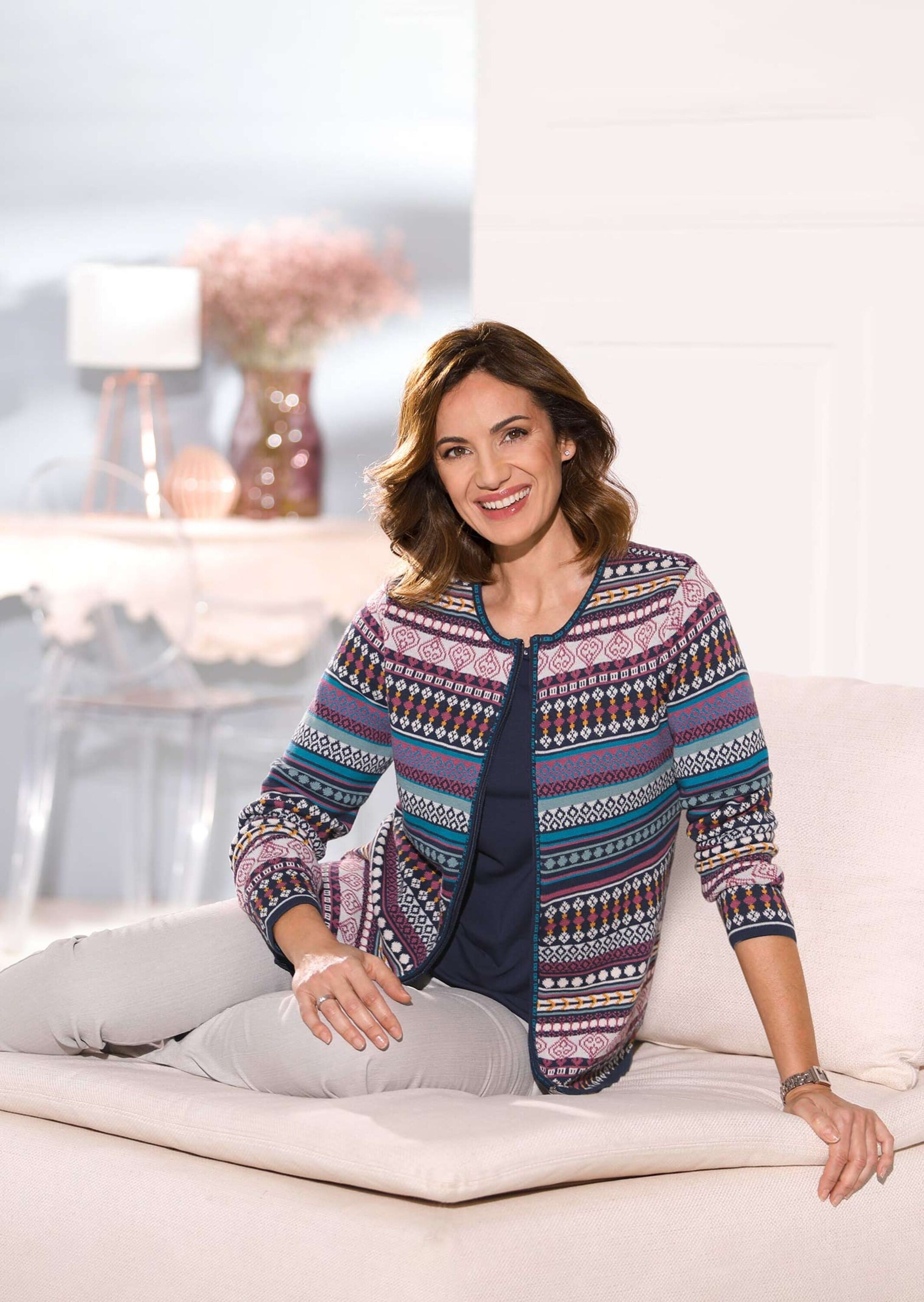 GOLDNER Strickjacke »Kurzgröße Kurzgröße - Jacquardstrickjacke mit farbenfrohem Ringelmuster«