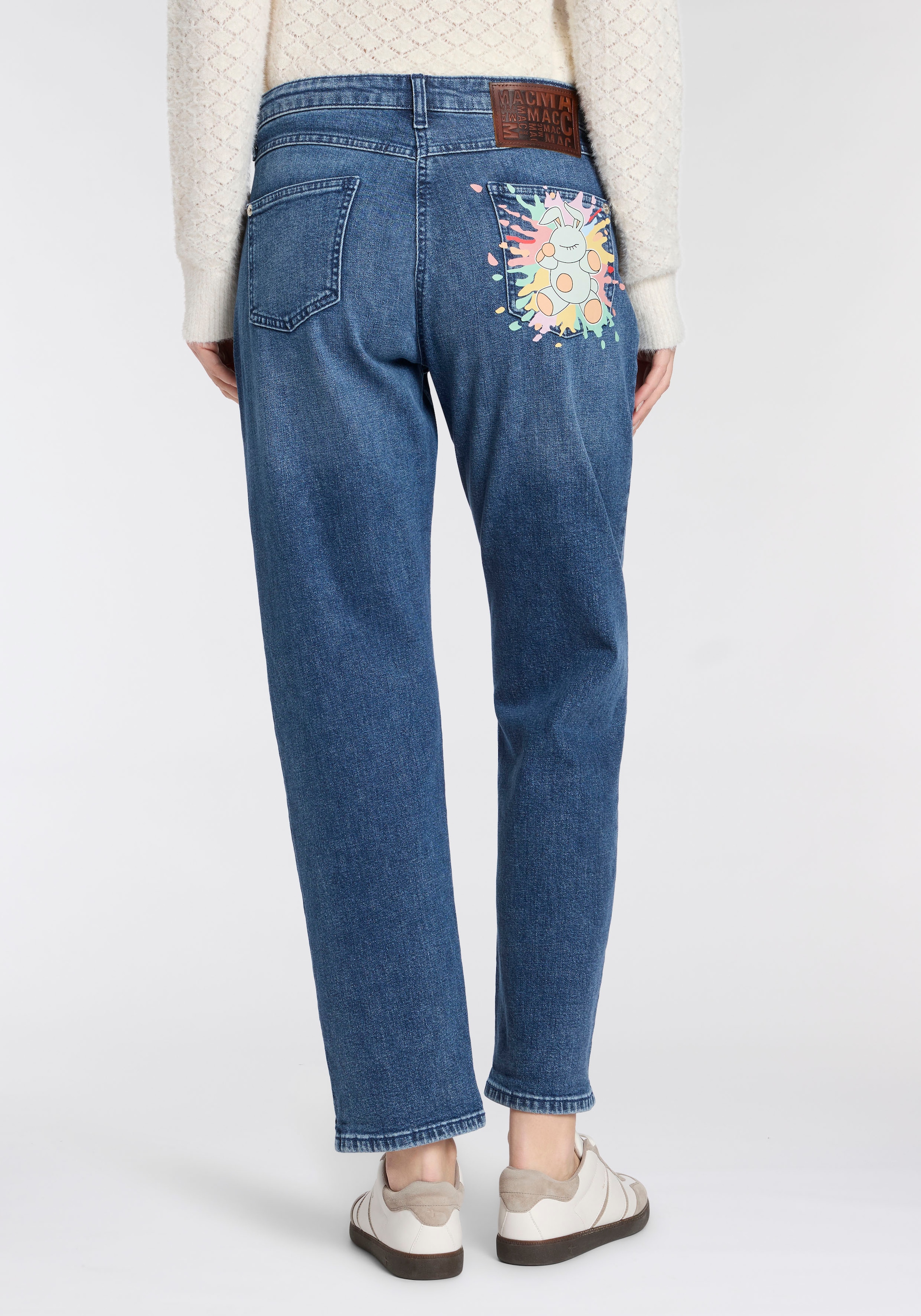 MAC 5-Pocket-Jeans »STRAIGHT rabbit« Plakativer Druck auf der Gesäßtasche