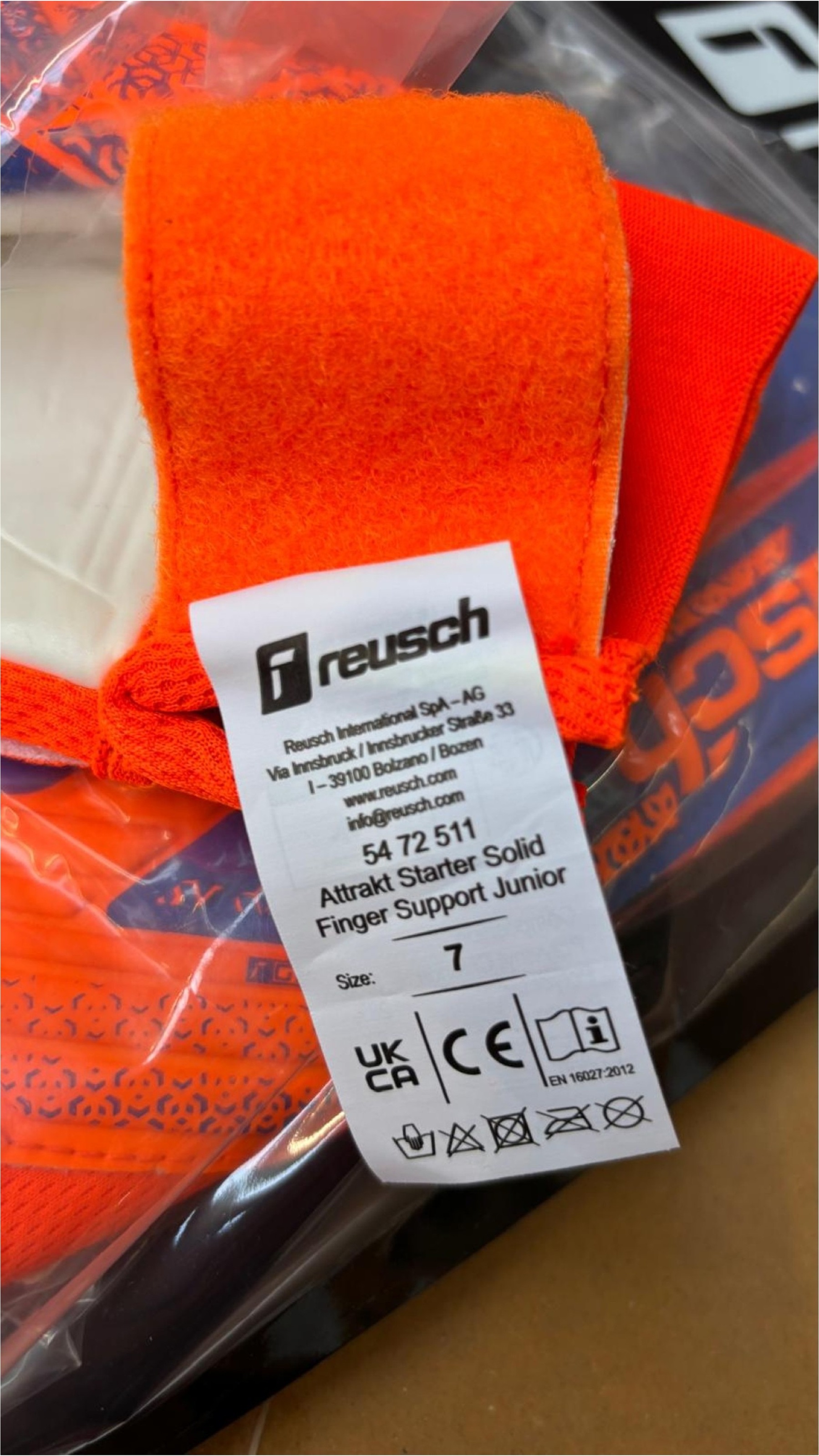 Reusch Torwarthandschuhe »Attrakt Starter Solid Junior« mit Negativ Cut