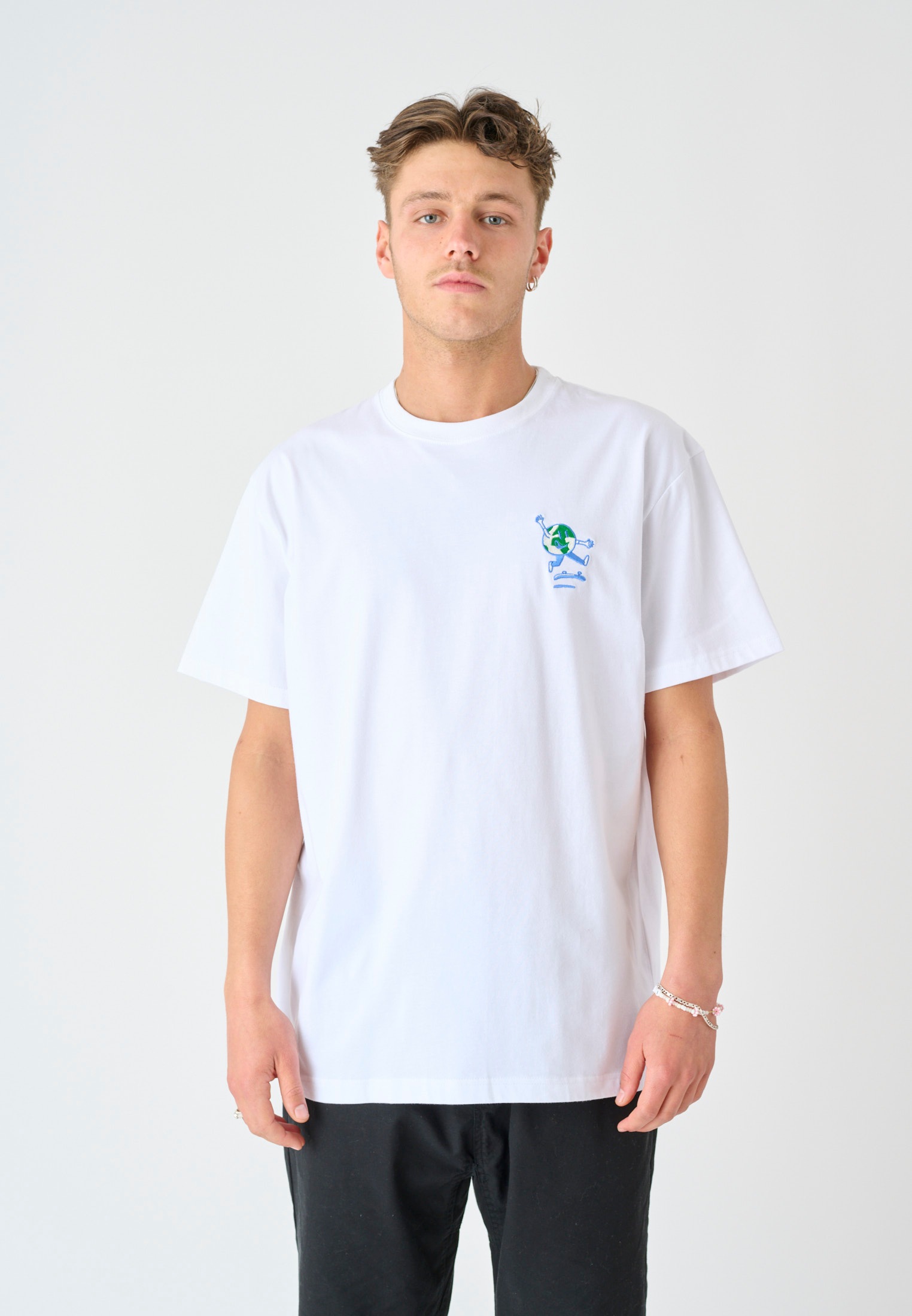 cleptomanicx -  T-Shirt "World is flipping", Mit Stickerei auf der Brust