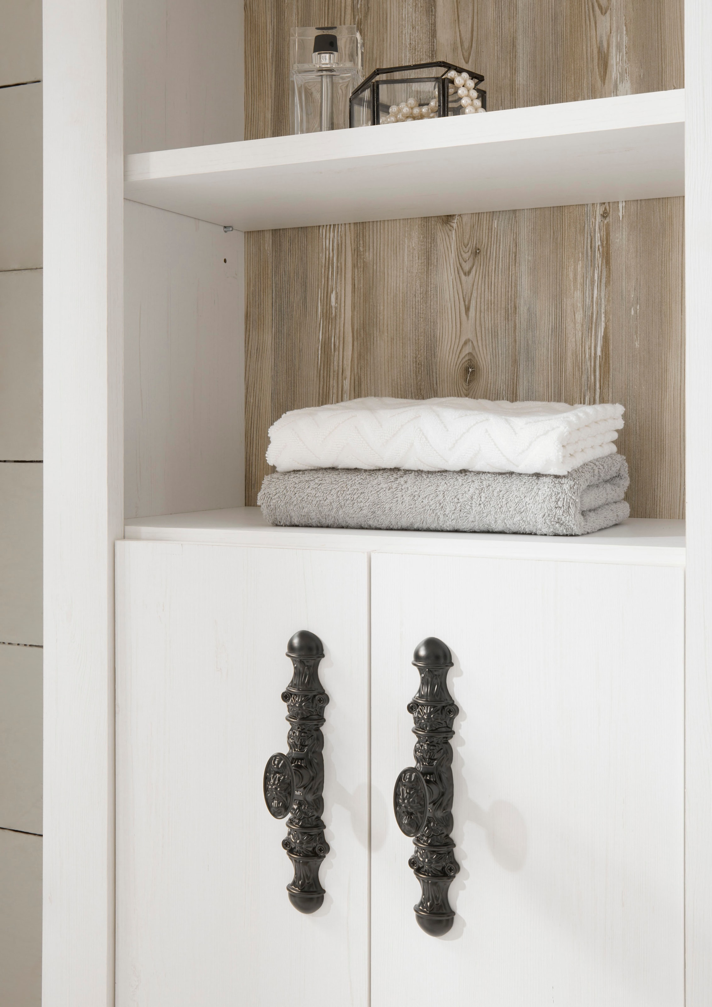 Home affaire Badmöbel-Set »Florenz, Bad im Landhausstil, 5-teiliges Badezimmer«, (5 St.), Hänge-Waschtisch, Schränke, Wandboard und Spiegel, in Pinie Weiß