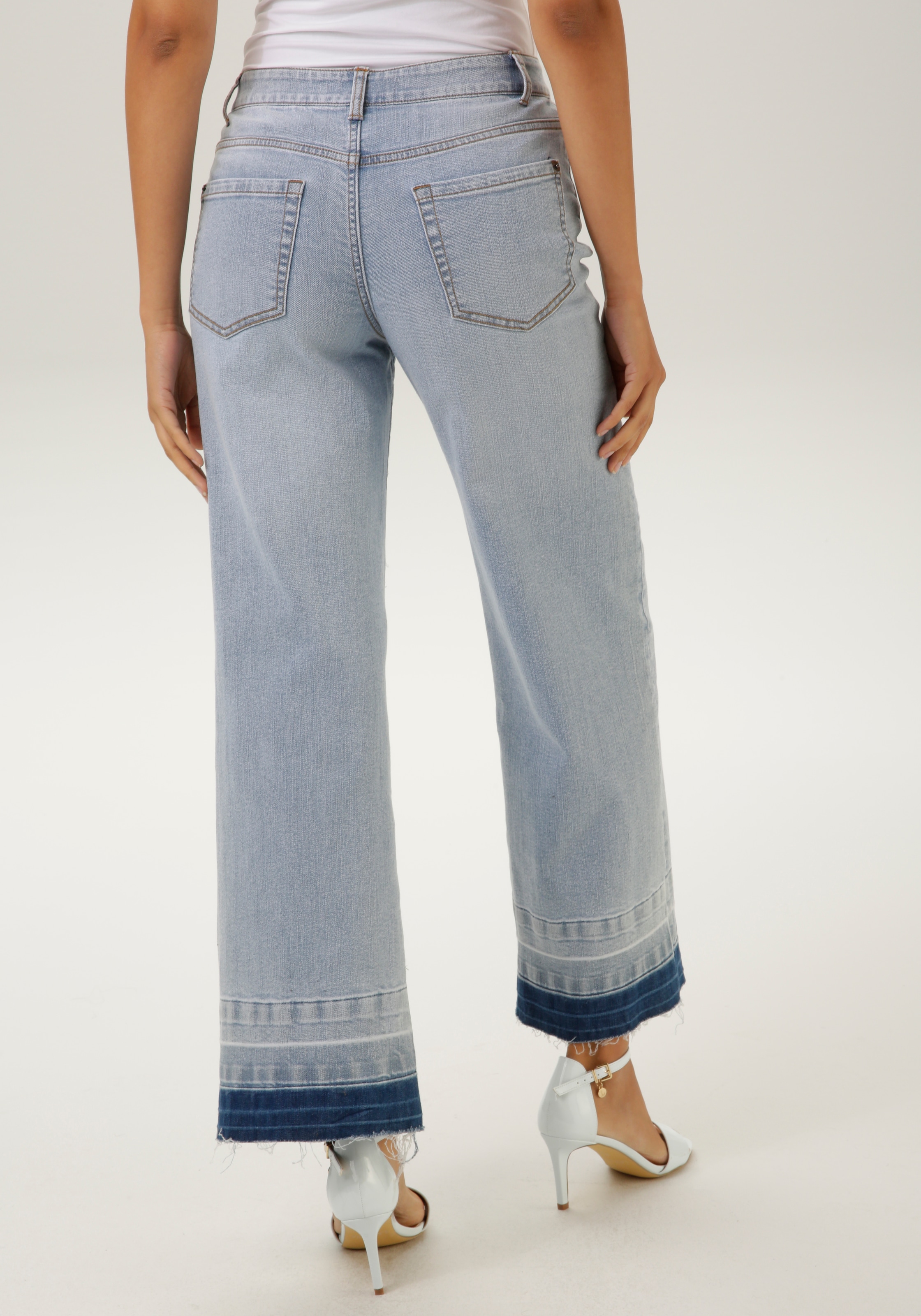 trendiger CASUAL mit für bestellen Straight-Jeans, am | Saum Aniston Waschung leicht BAUR ausgefranstem