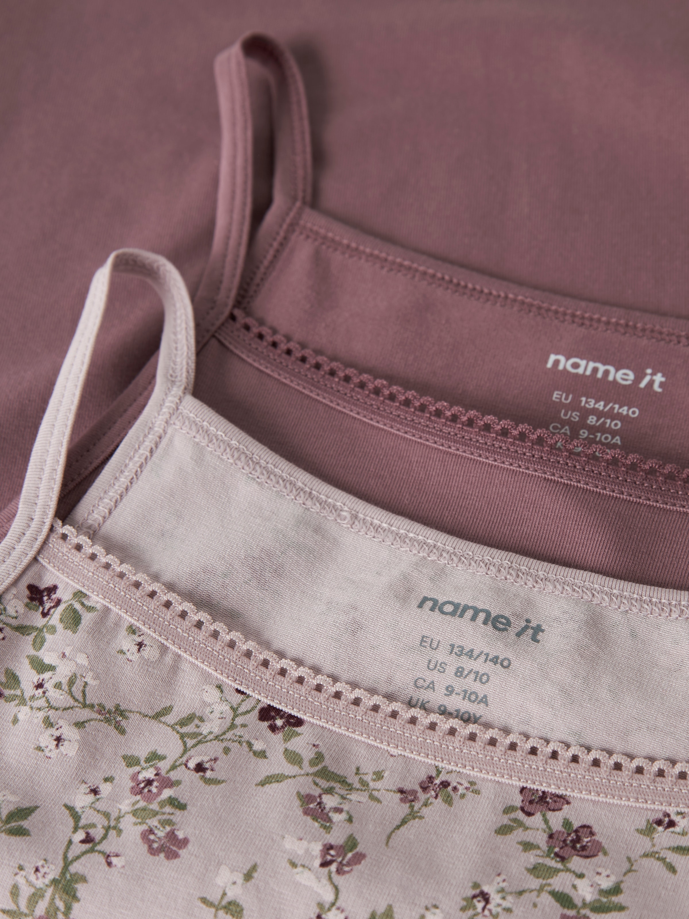 Name It Unterhemd »NKFSTRAP TOP 2P VIOLETFLOWER NOOS« Packung, 2 Stk. Baumwollmischung, uni und bedruckt im Set