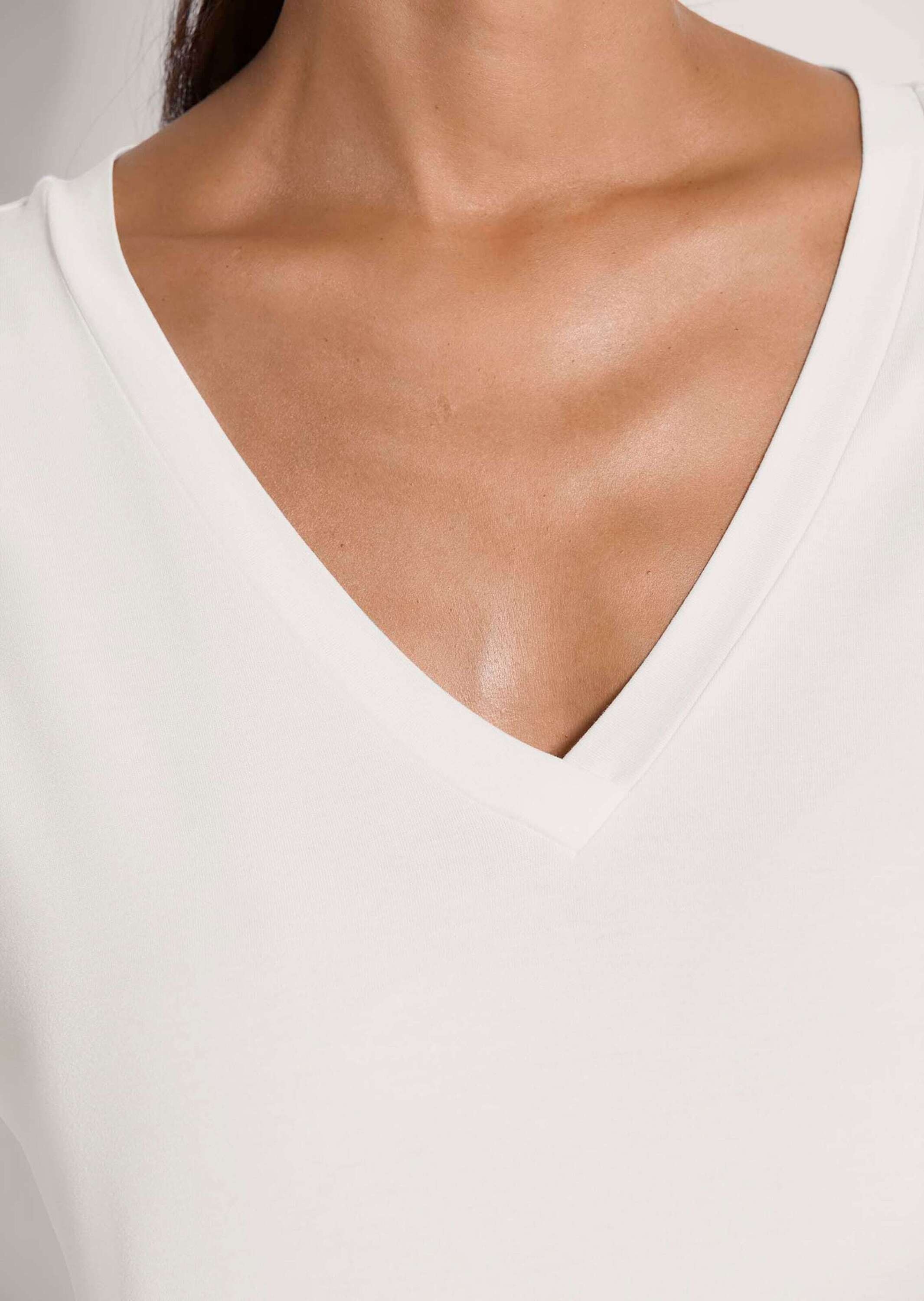 MADELEINE Kurzarmshirt »Shirt Zeitloses Blusenshirt mit V-Ausschnitt«