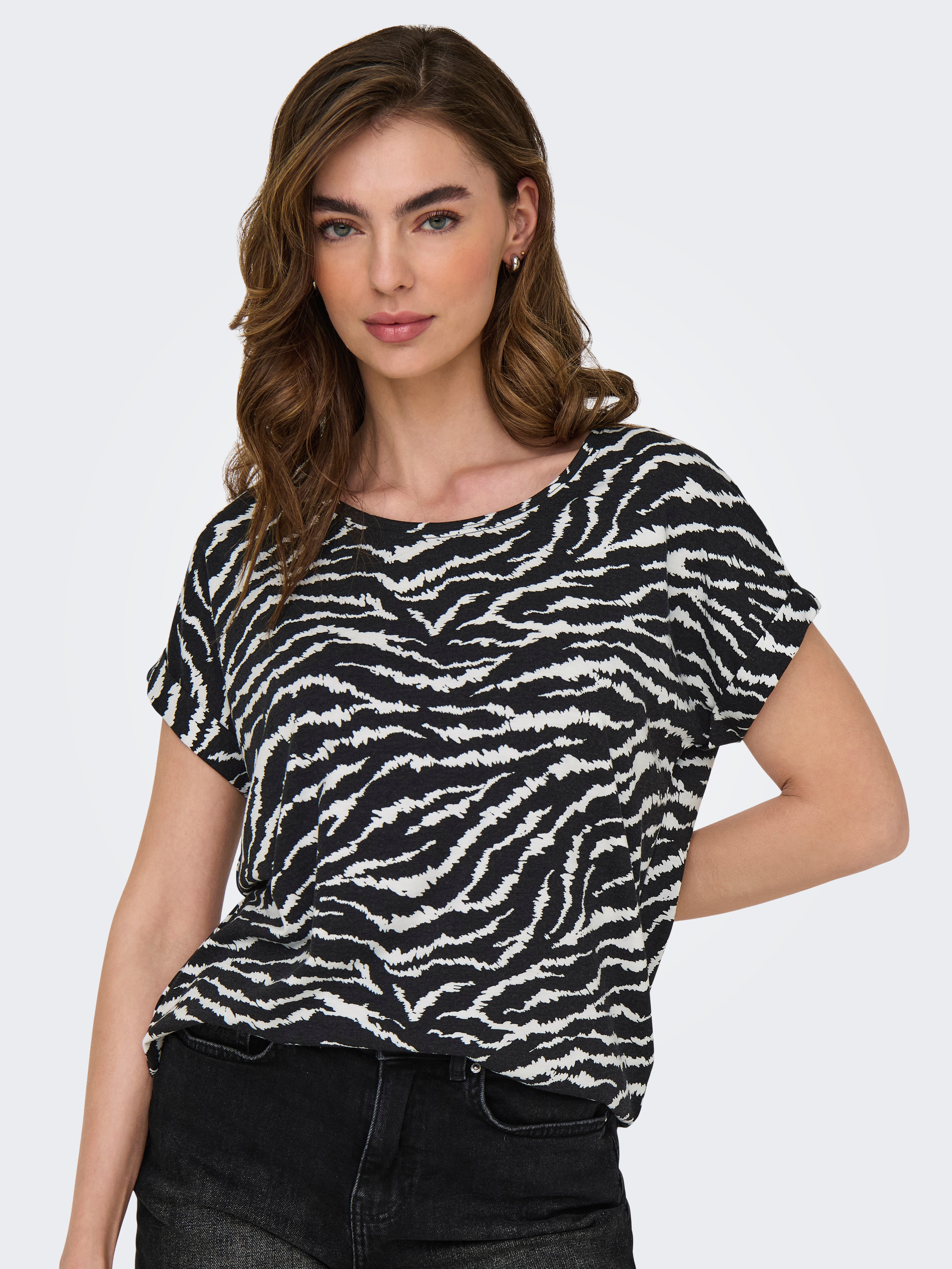 ONLY Kurzarmshirt "ONLMOSTER – Shirt mit Animal-Print und lockerem Schnitt" loose fit, animal-print, modisch, Viskosemischung, Rundhals