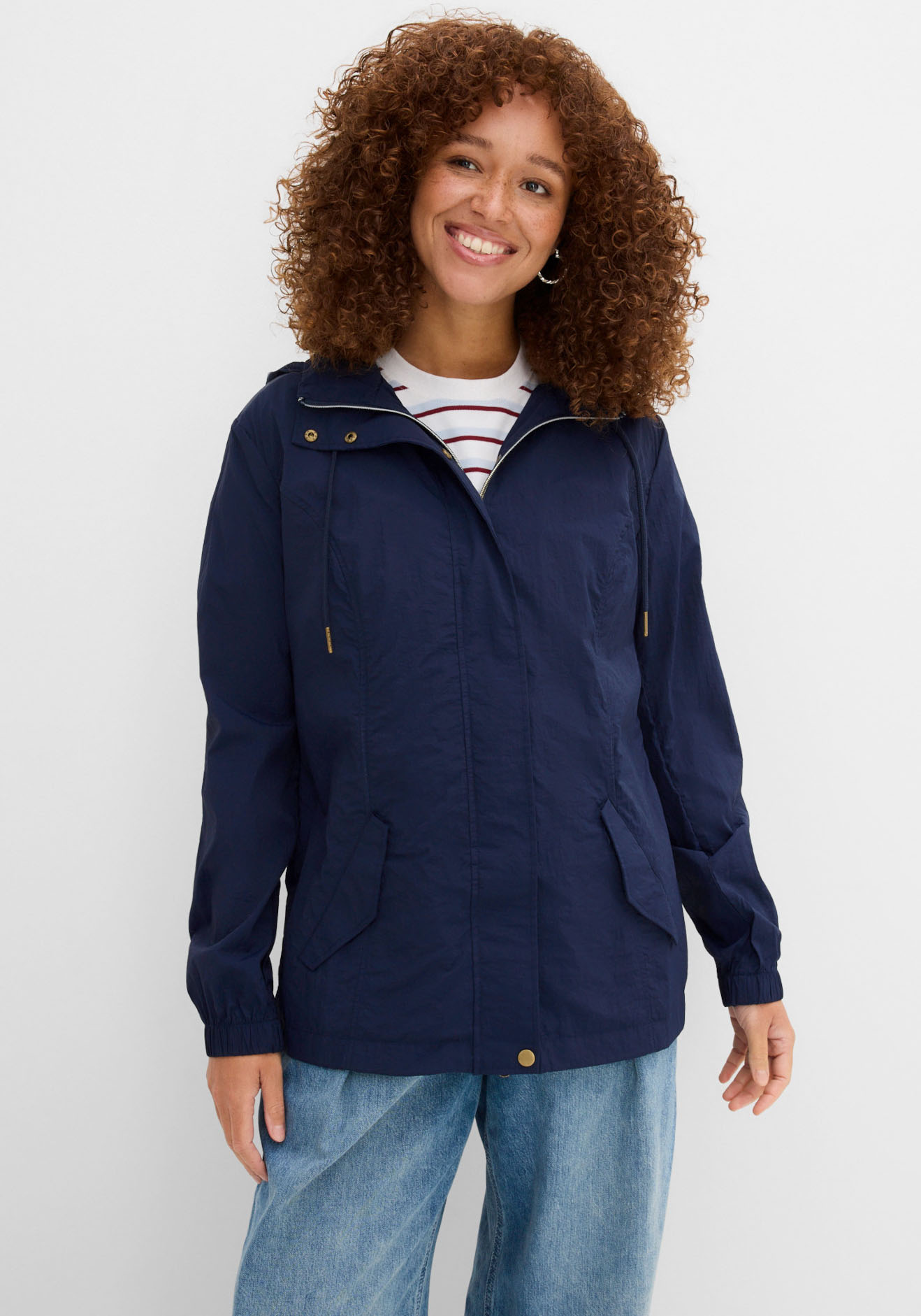 bonprix Allwetterjacke mit Kapuze sportlicher Stil, leichter Parka mit Kapuze, mit seitlichen Taschen