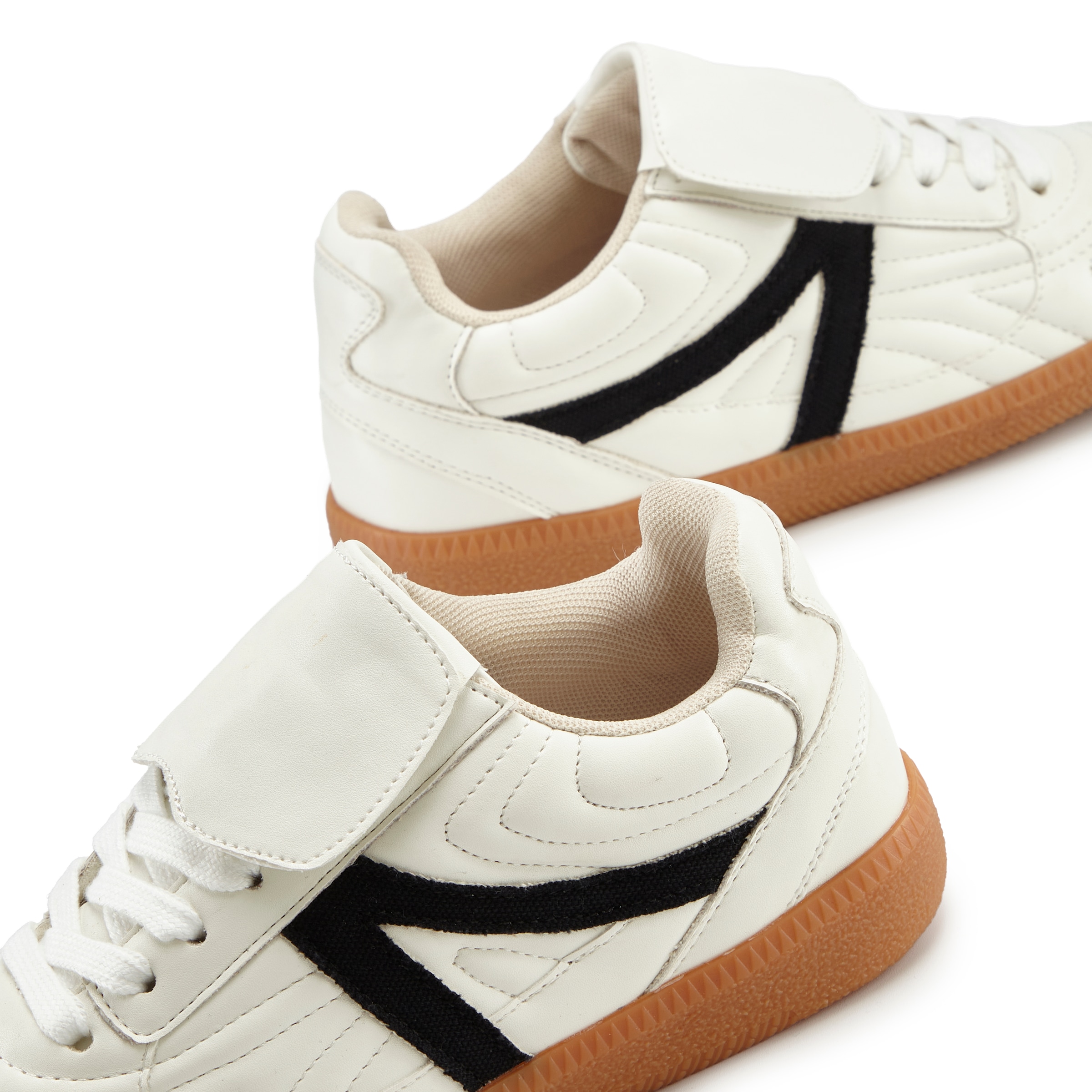 LASCANA Sneaker, Schnürhalbschuh, Freizeitschuh im Retro Look VEGAN