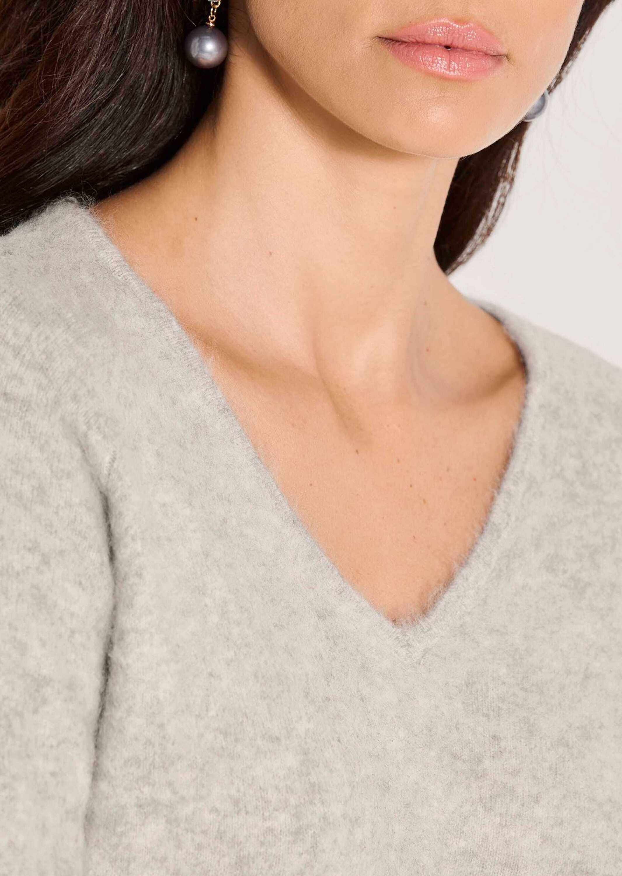 MADELEINE Longpullover »Pullover Schurwoll-Pullover mit V-Ausschnitt«