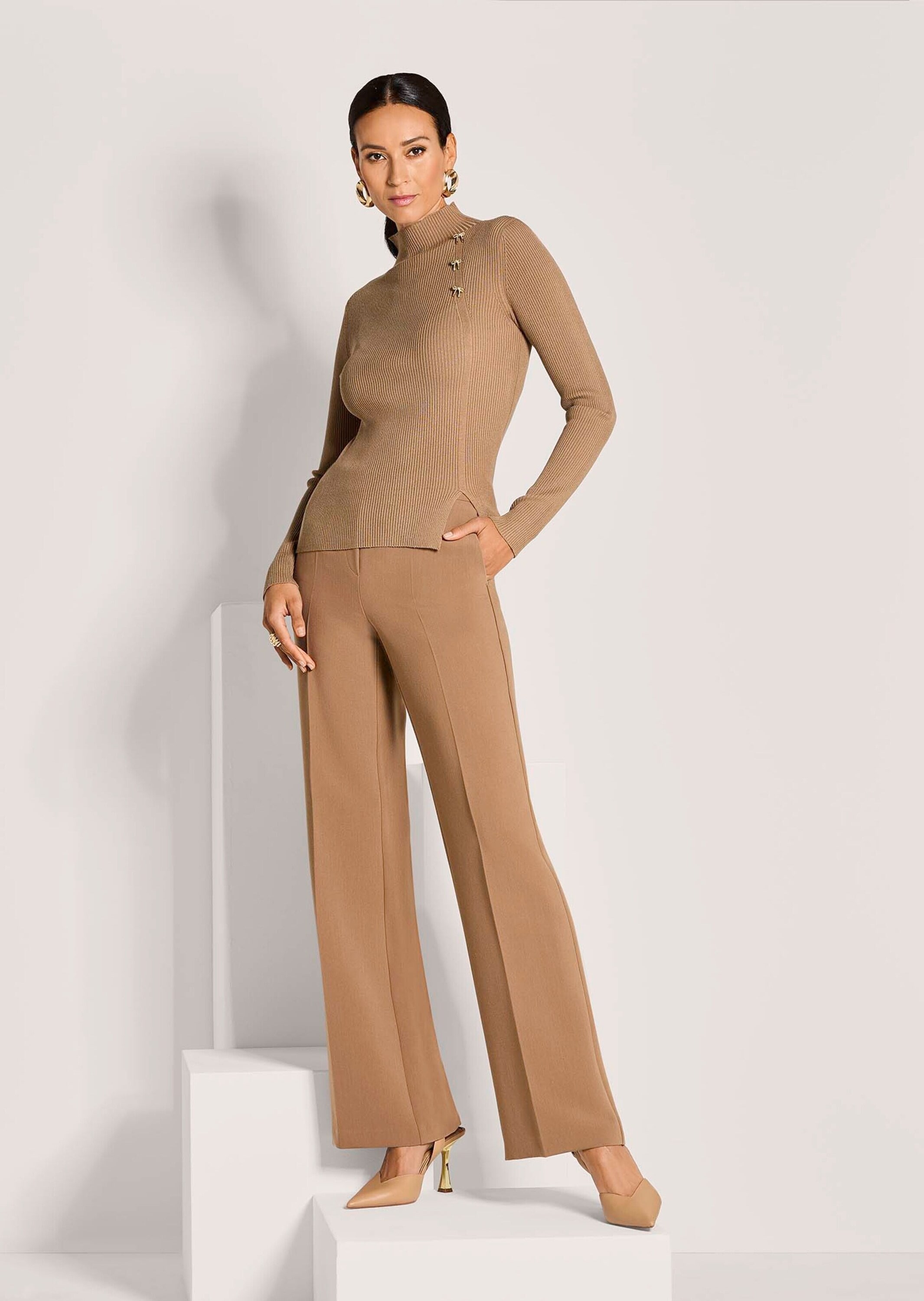 MADELEINE Longpullover »Strickpullover Stilvoller Viskosepullover mit edlen Broschen« Seitliche Brosche