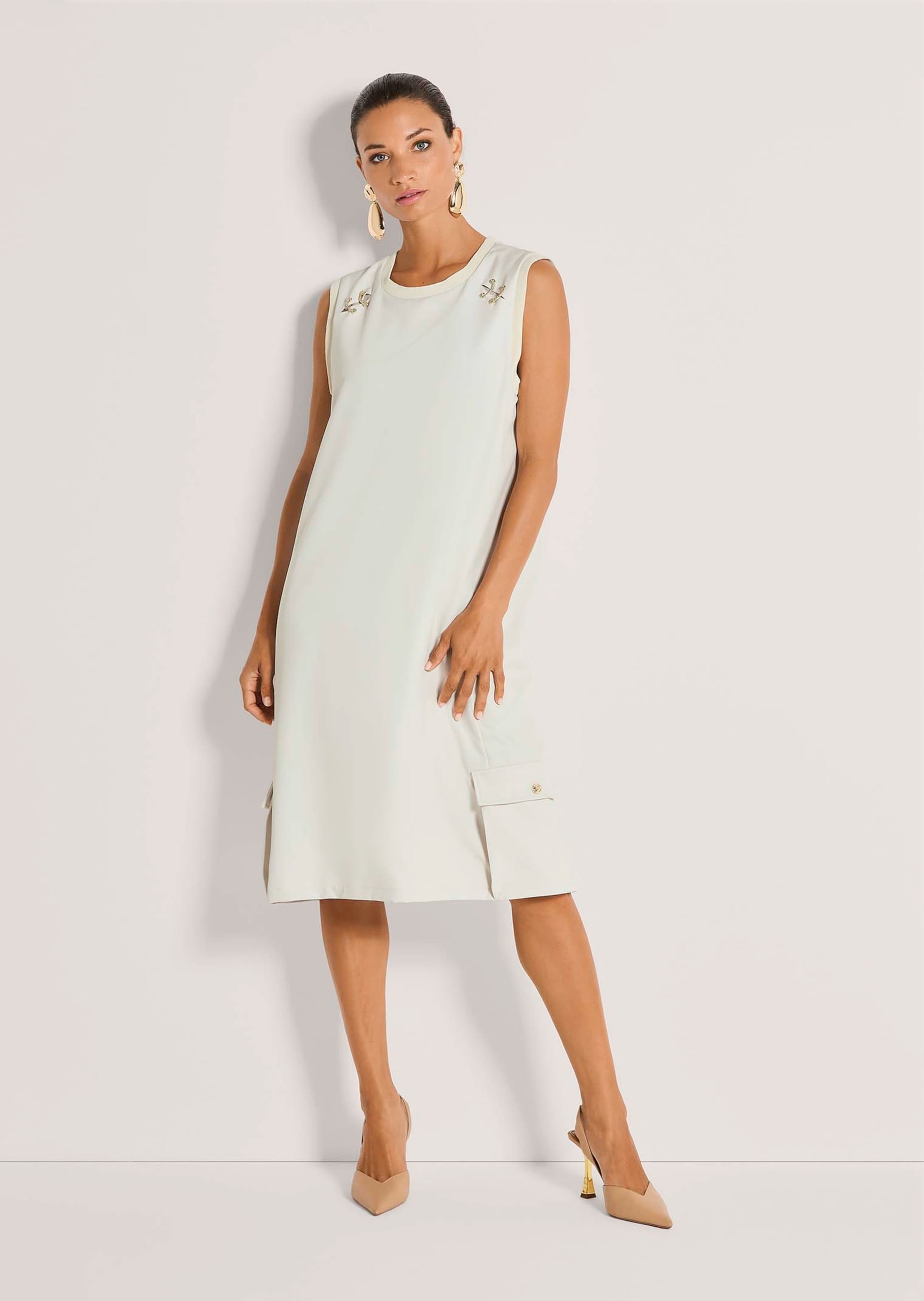 MADELEINE Sommerkleid »Jerseykleid Midikleid mit Schmuckelementen« Kleid mit eingefasstem Ripsband am Ausschnitt, mit Dekorativen Schmuckelementen im Vorderteil