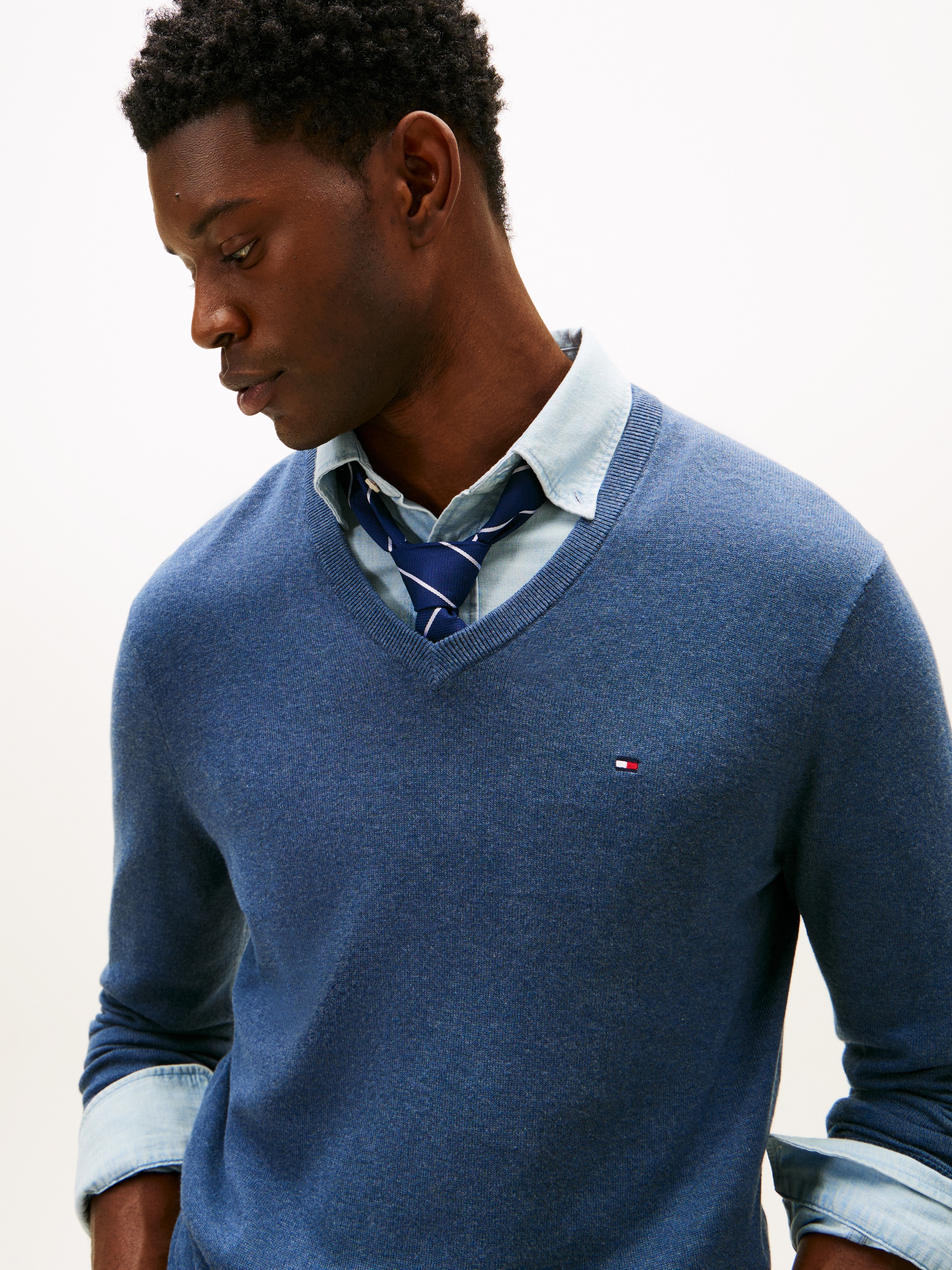 Tommy Hilfiger Strickpullover »ESSENTIAL COTTON V NECK mit V-Ausschnitt und Stickerei«, unifarben, casual, regular fit, Baumwolle, V-Ausschnitt