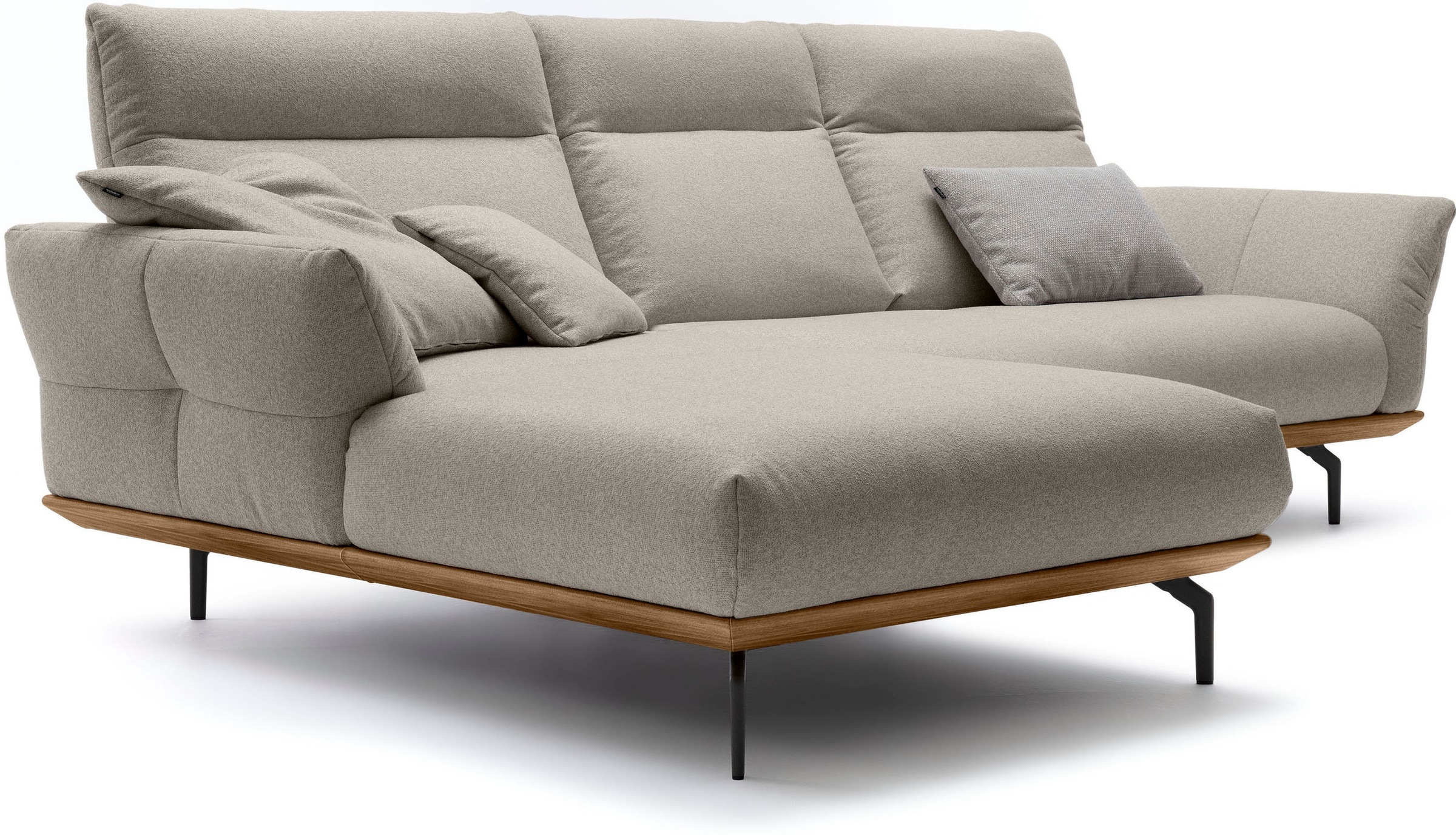 Creation BY ROLF BENZ Ecksofa »CR.460«, Sockel in Nussbaum, Winkelfüße in Umbragrau, Breite 298 cm