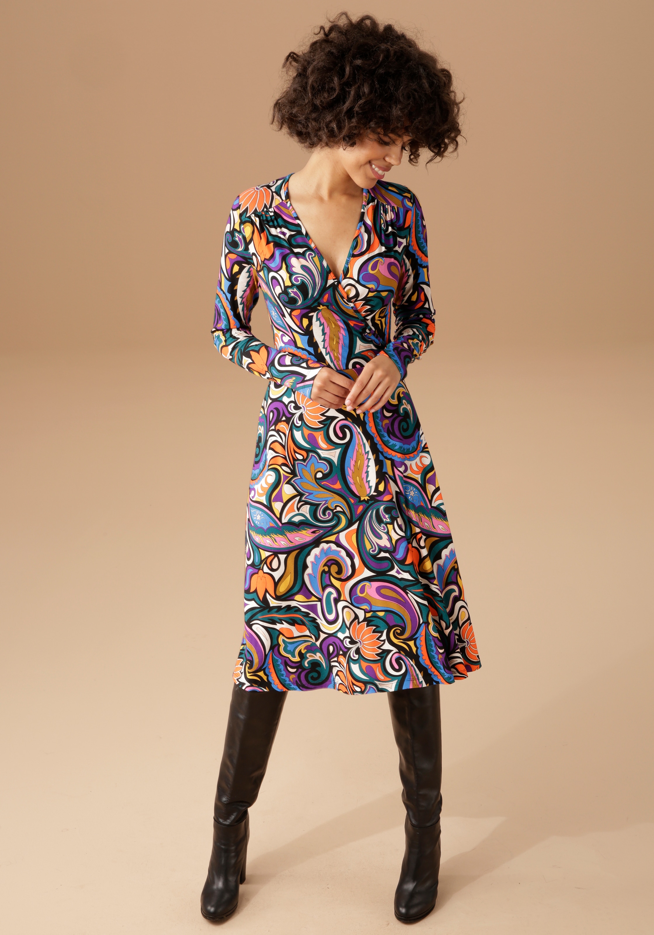 Aniston CASUAL graphischen farbenfrohem, BAUR für | bestellen Paisley-Druck Jerseykleid, mit und Blumen