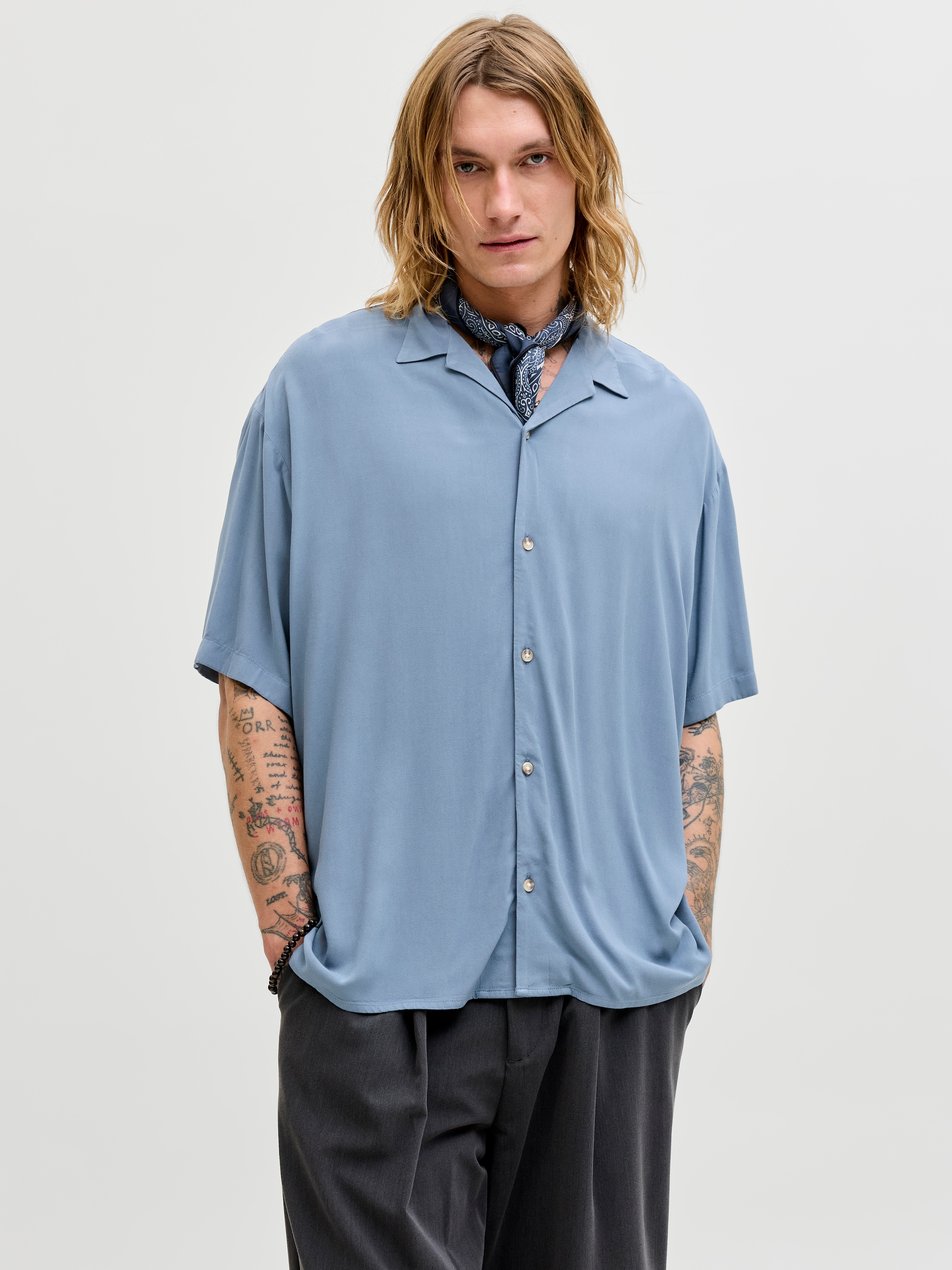 Jack & Jones Kurzarmhemd »JJEJEFF RESORT SOLID SHIRT SS SN« Viskose, loose fit