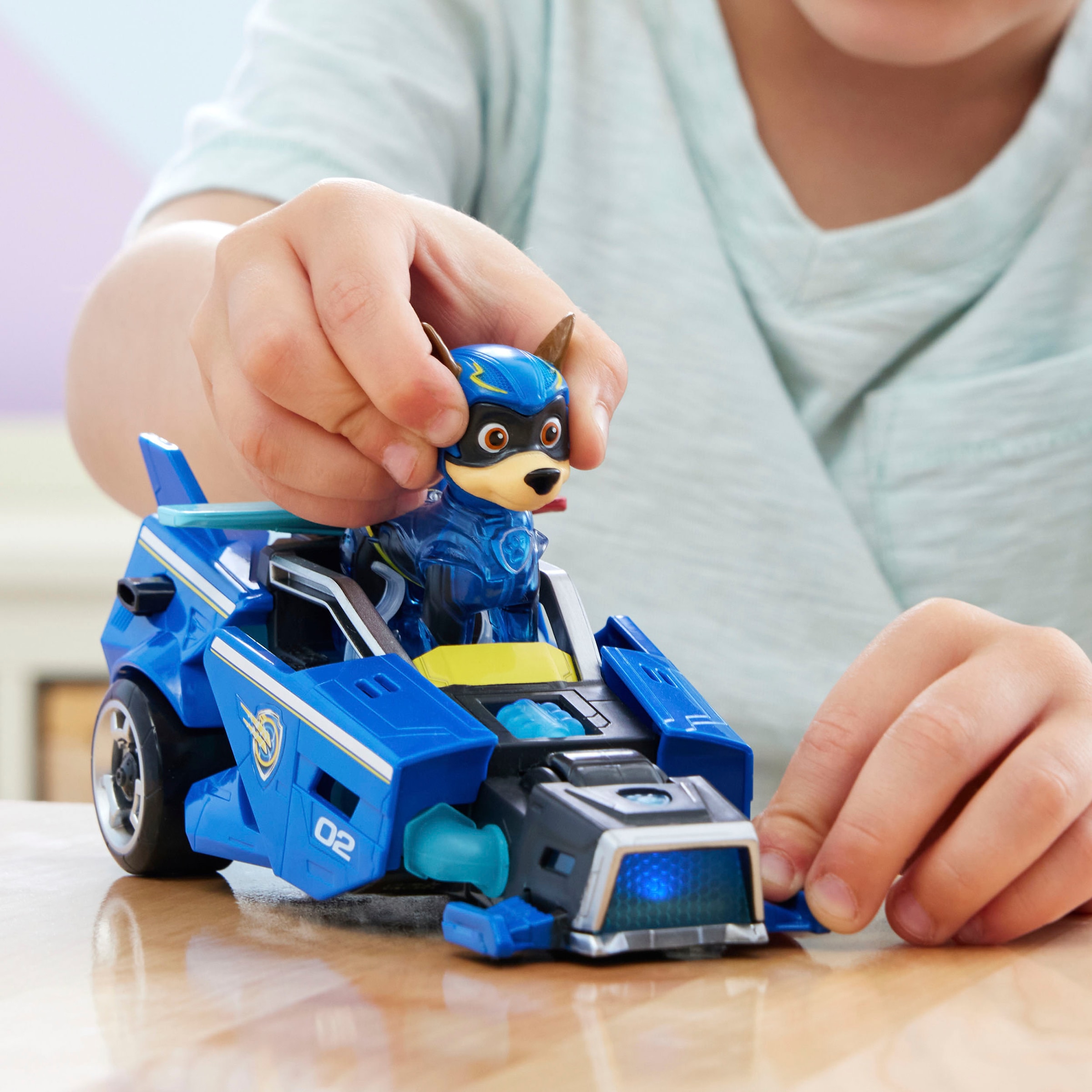 Spin Master Spielzeug-Auto »Paw Patrol - Movie II - Basic Themed Vehicles Chase«, Polizeiauto mit Welpenfigur, Licht- und Soundeffekt